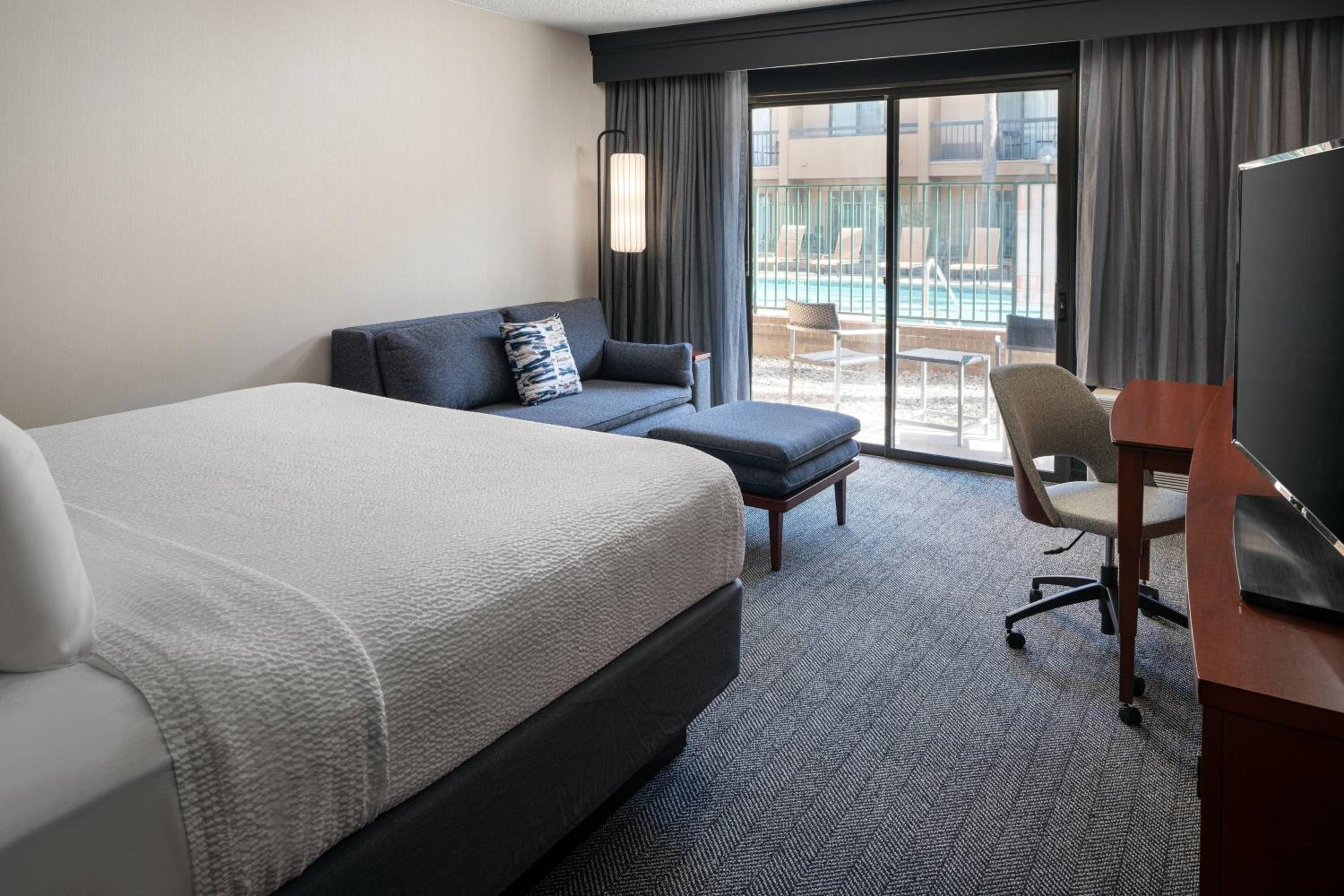 King Room with Sofa Bed and Balcony - Hearing Accessible photo 3