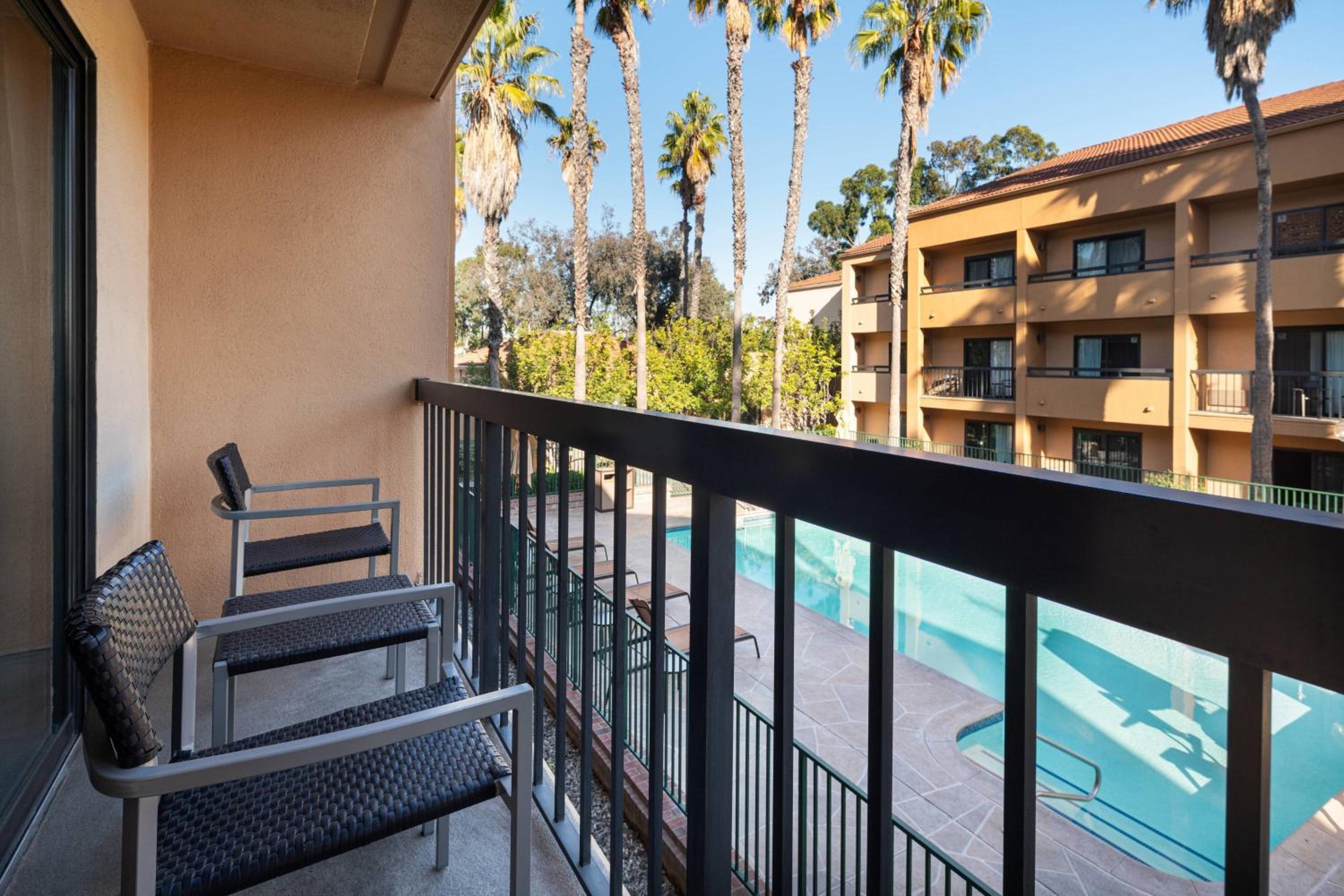 Guest room, 1 King, Sofa bed, Poolside view photo 2