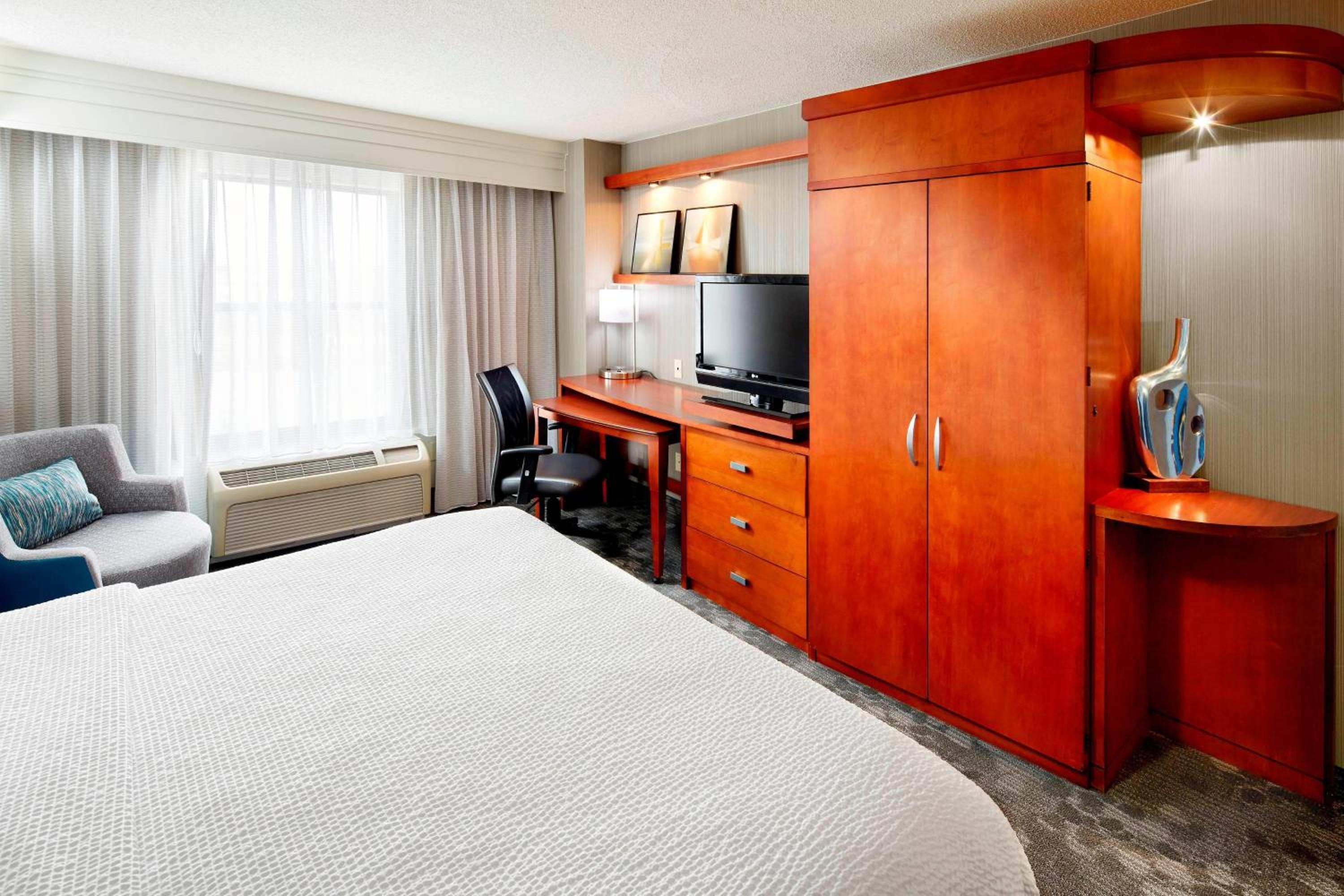 King Room with Transfer Shower - Mobility and Hearing Accessible - Photo 1