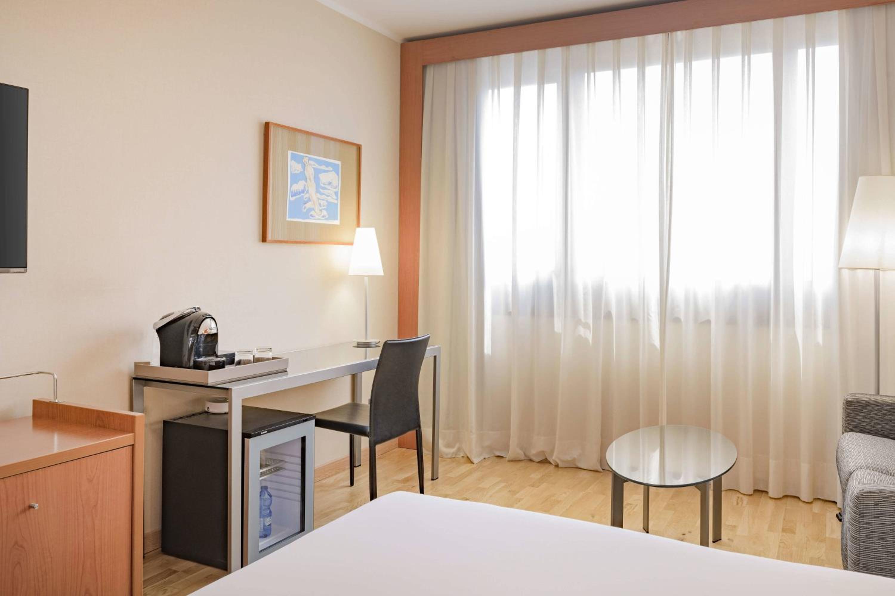 Superior King Room with Sofa Bed thumbnail 5