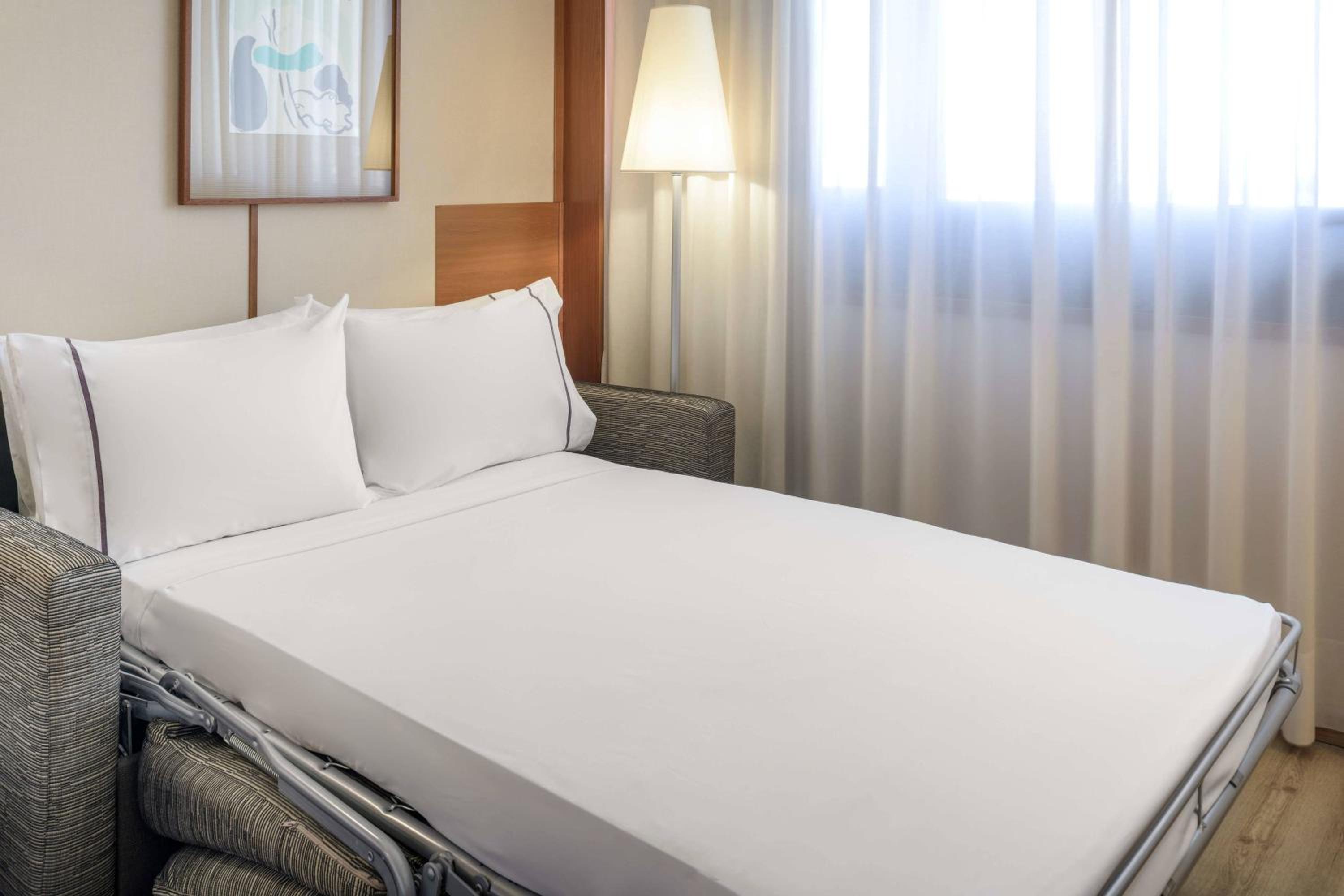 Superior King Room with Sofa Bed thumbnail 6