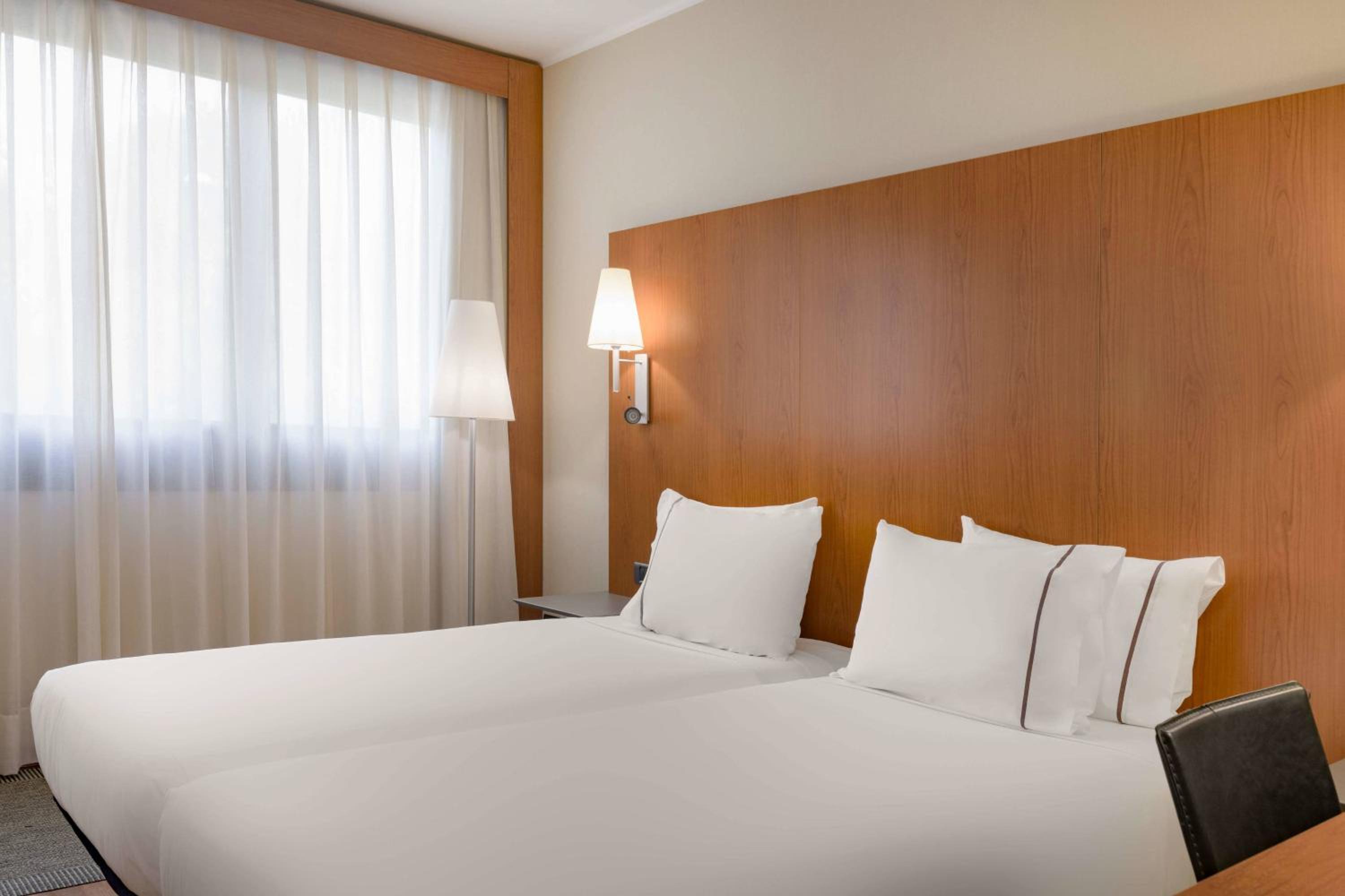 Standard Twin Room thumbnail 5