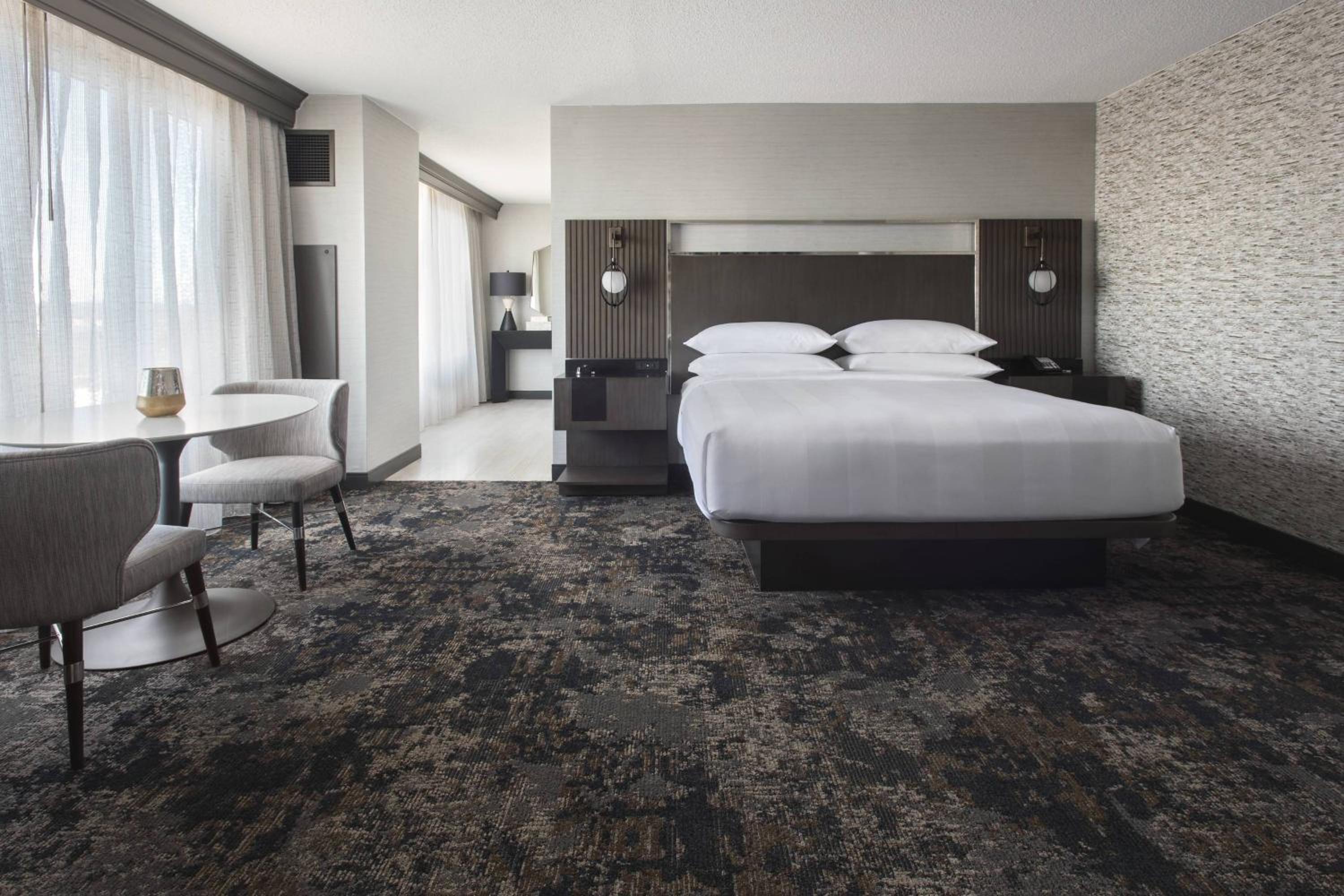 Junior Suite, Concierge lounge access, 1 King - Photo 1