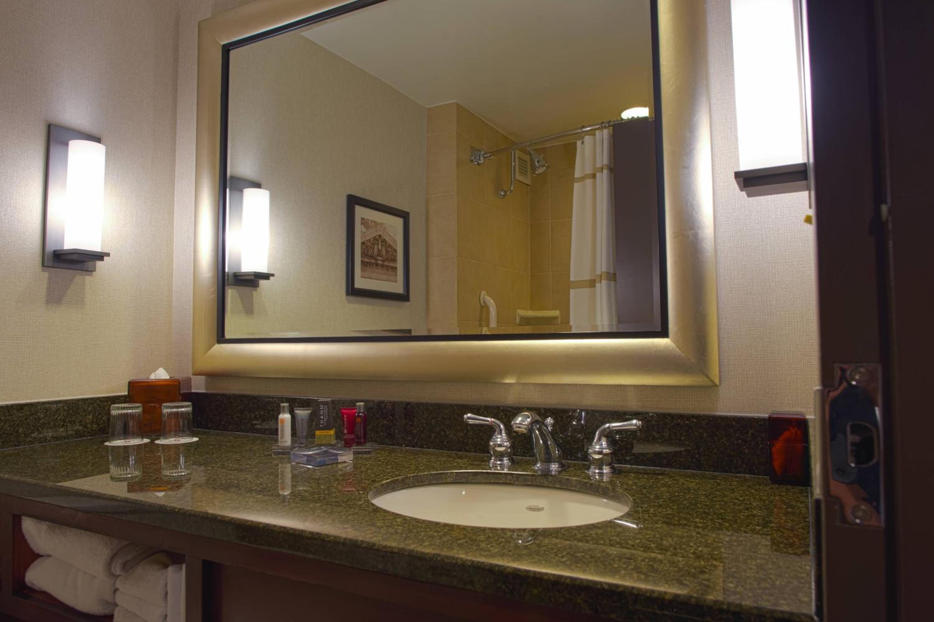 King Room with Adapted Tub - Mobility and Hearing Accessible photo 3