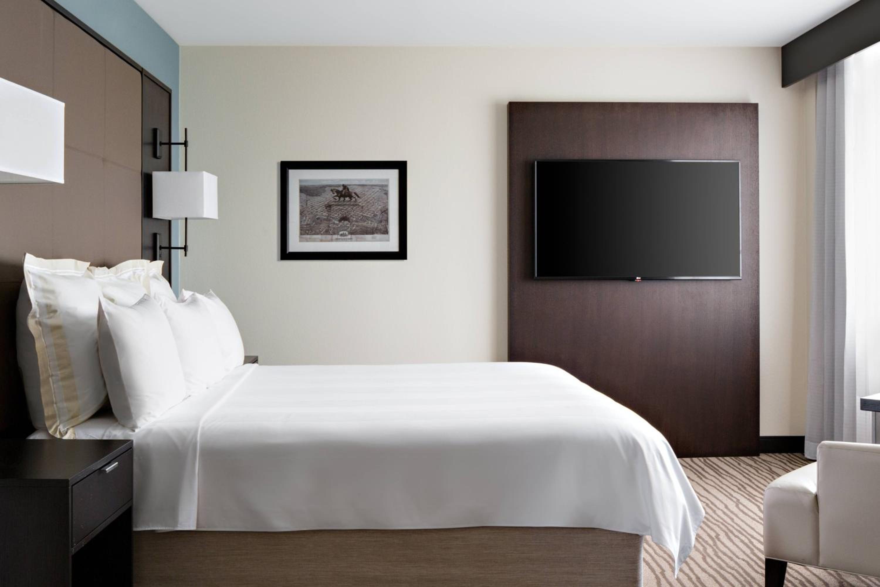 One-Bedroom King Suite with Sofa Bed and City View - Mobility/Hearing Accessible with Roll-In Shower photo 3