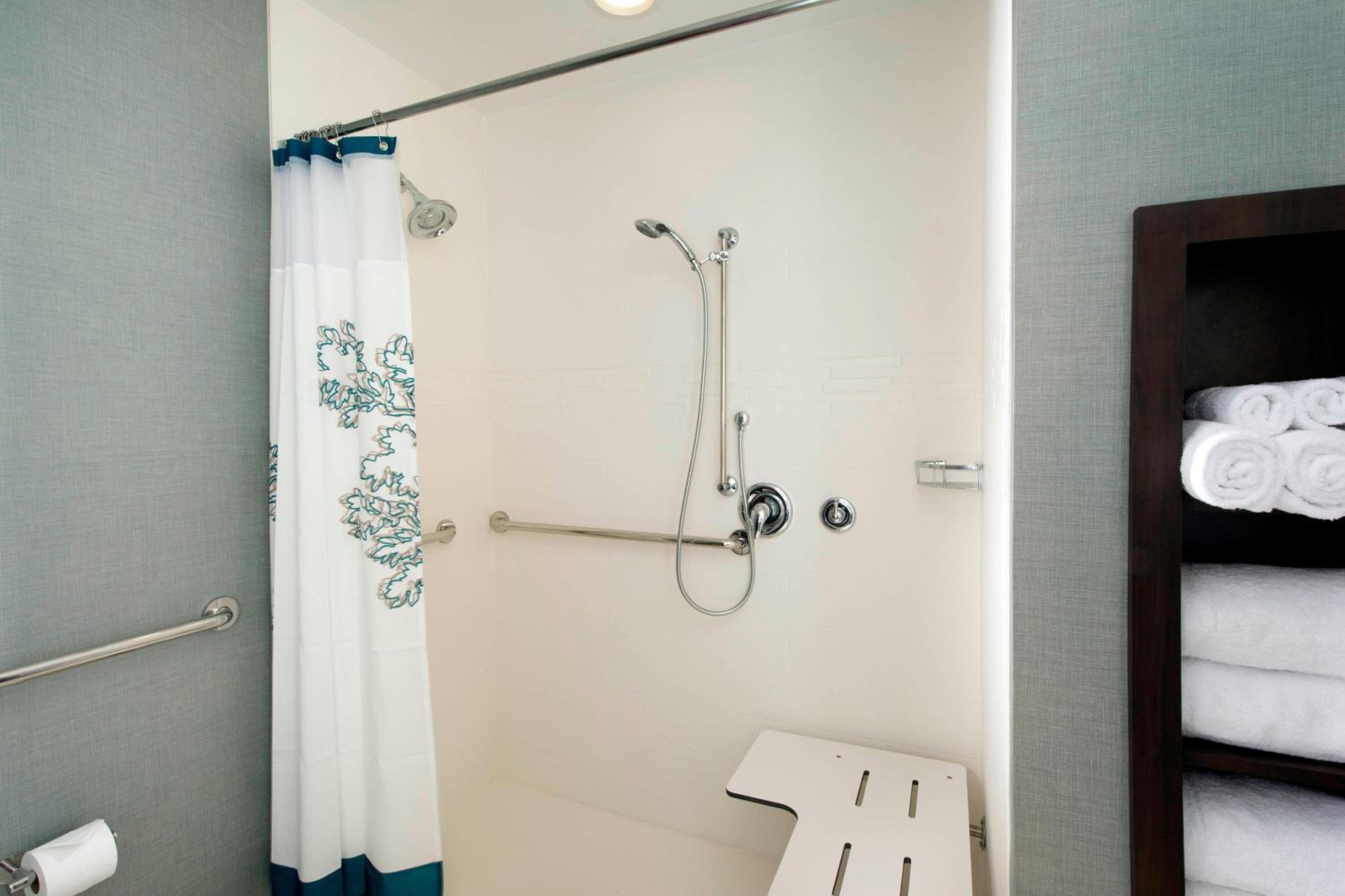 Queen Studio with Sofa Bed and Roll-in Shower - Mobility Accessible thumbnail 5