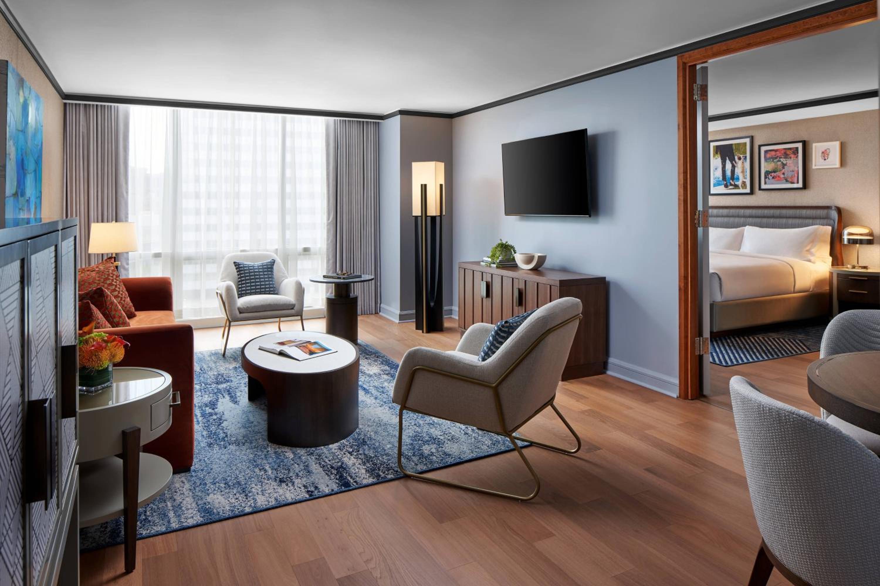 One Bedroom suite with king bed and sofa bed - Photo 4