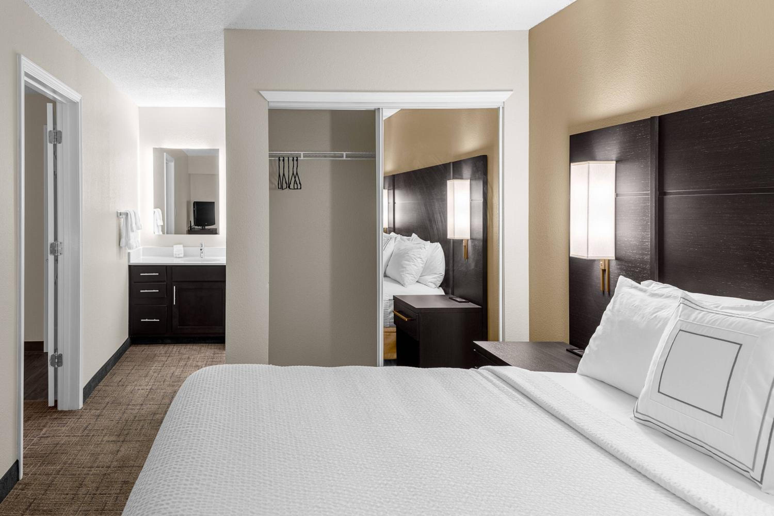 Two-Bedroom Queen Suite - Photo 7