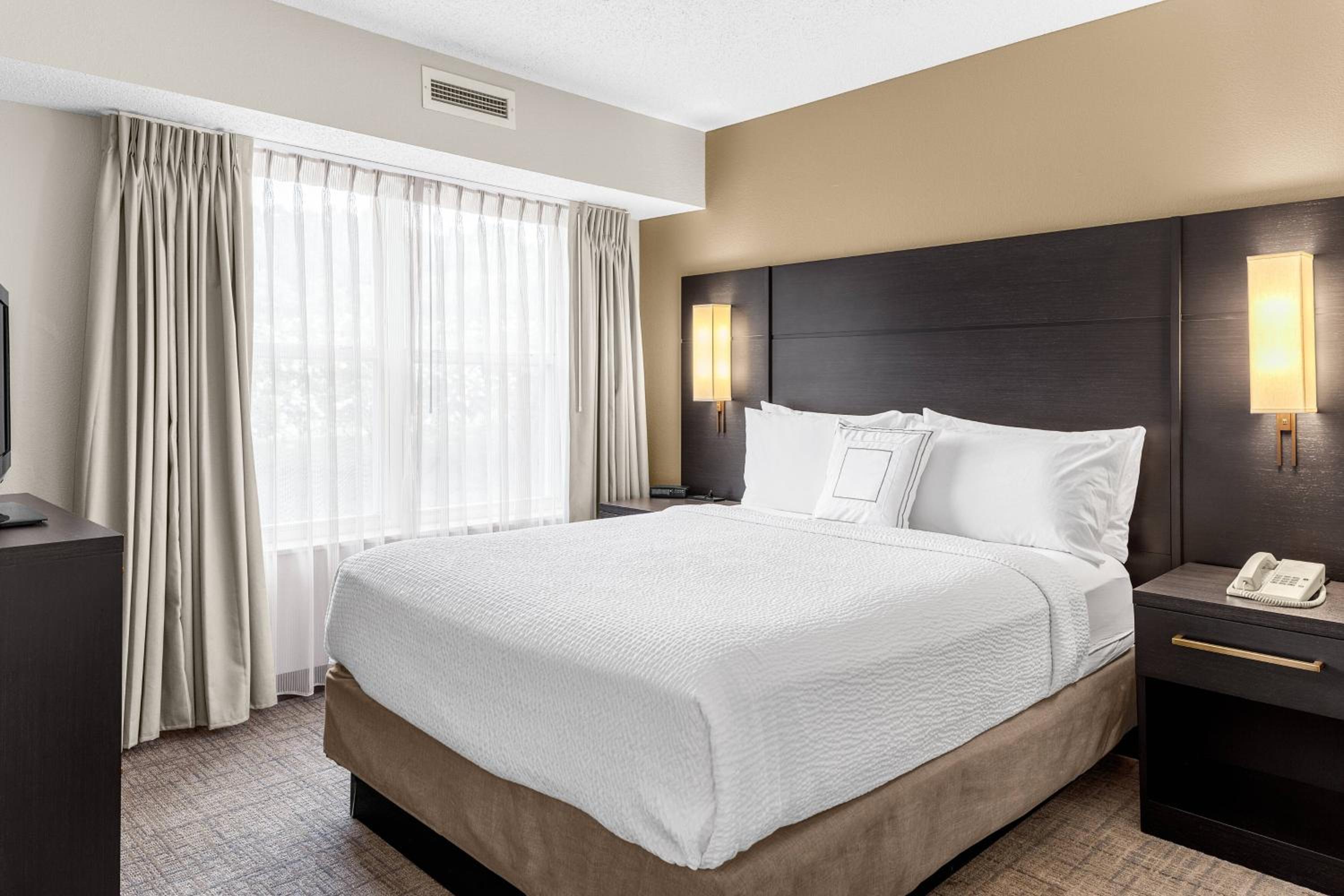 One-Bedroom Queen Suite with Sofa Bed - Non-Smoking - Photo 1