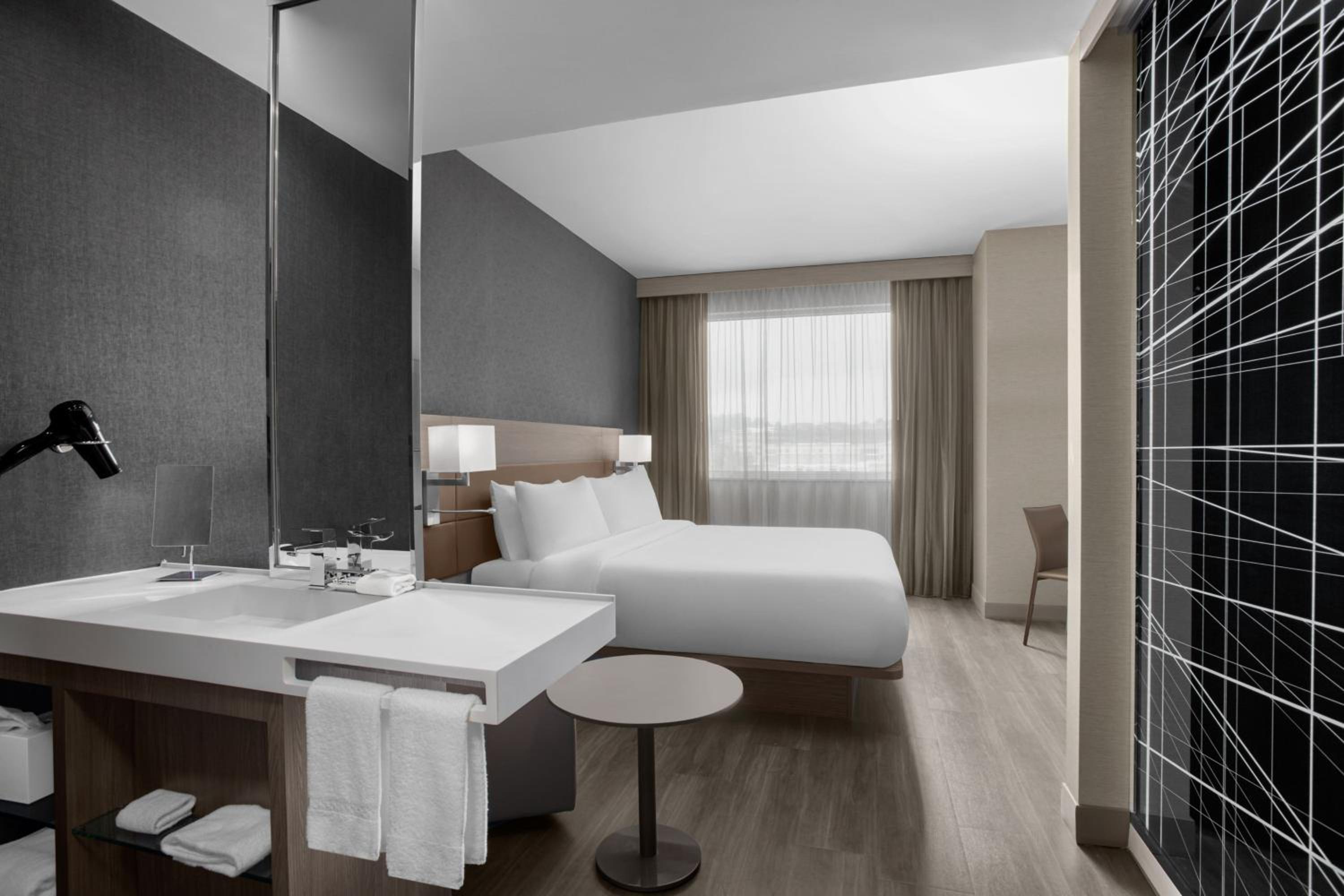 Standard, Guest room, 1 King - Photo 3