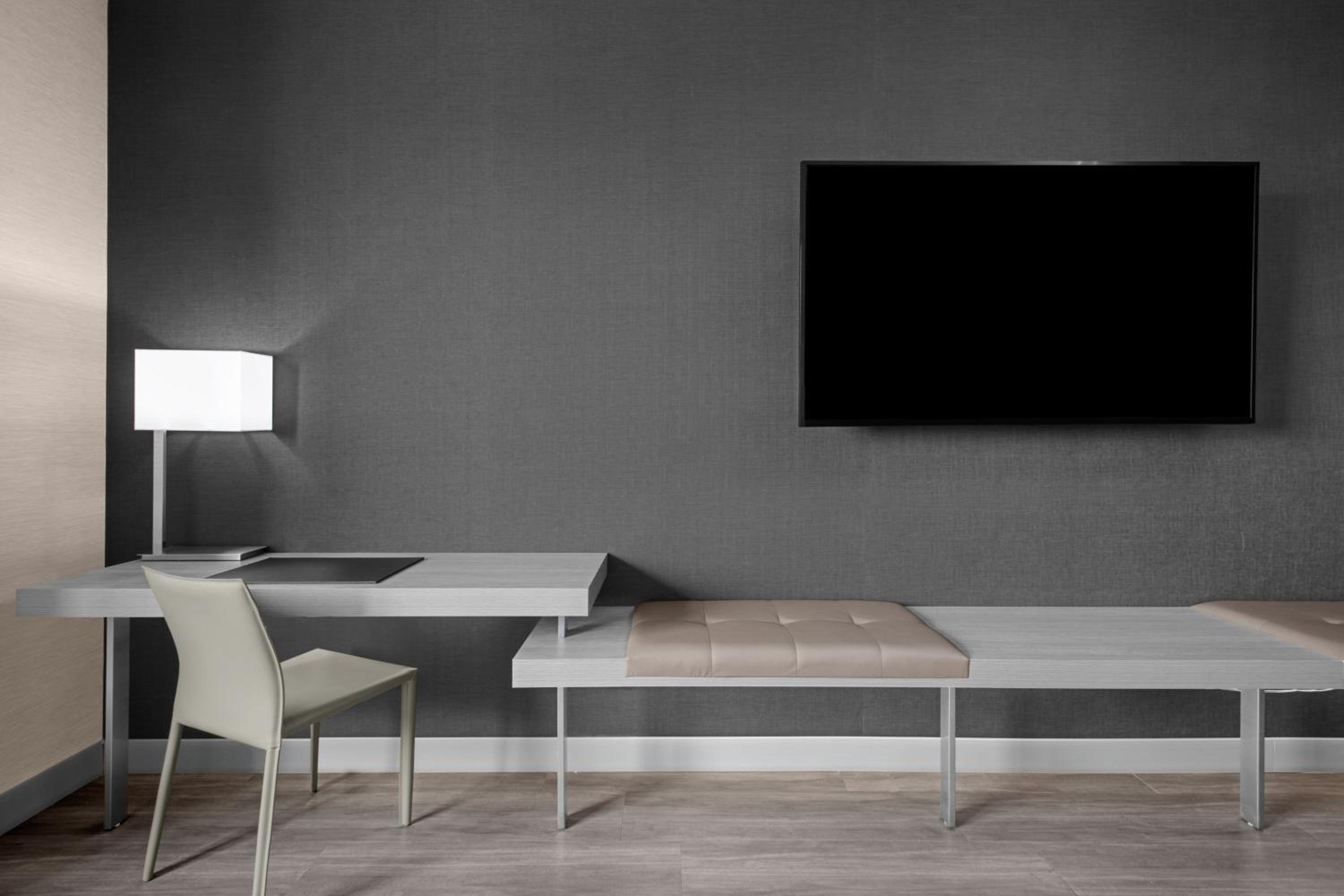 Larger Guest room, 1 King, Sofa bed - Photo 4