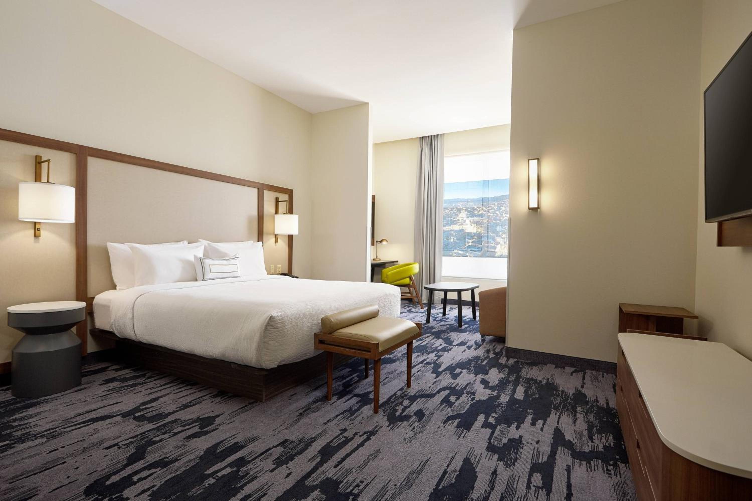 Larger Guest room, 1 King, City view