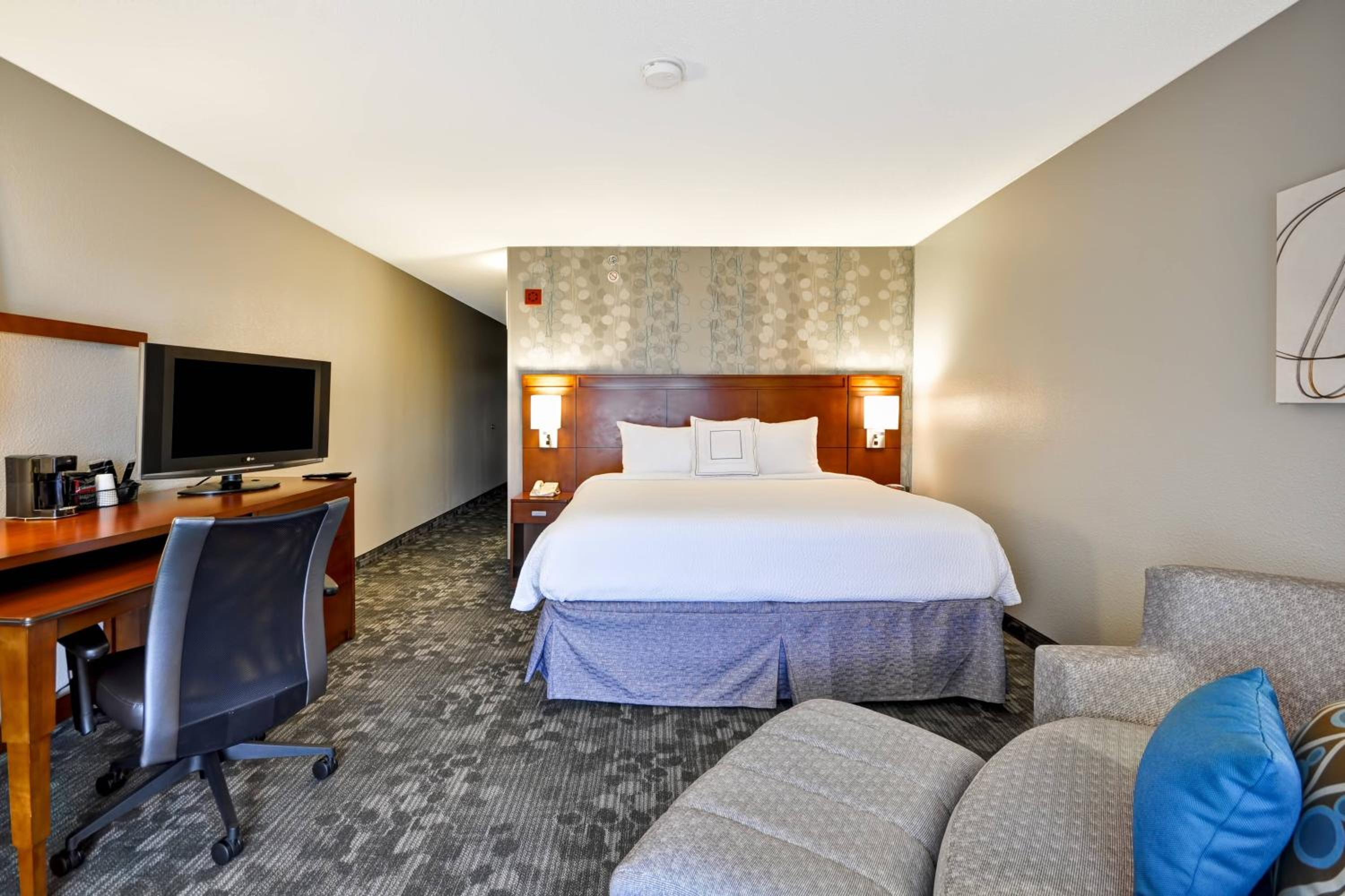 Deluxe King Room with Sofa Bed - Photo 1