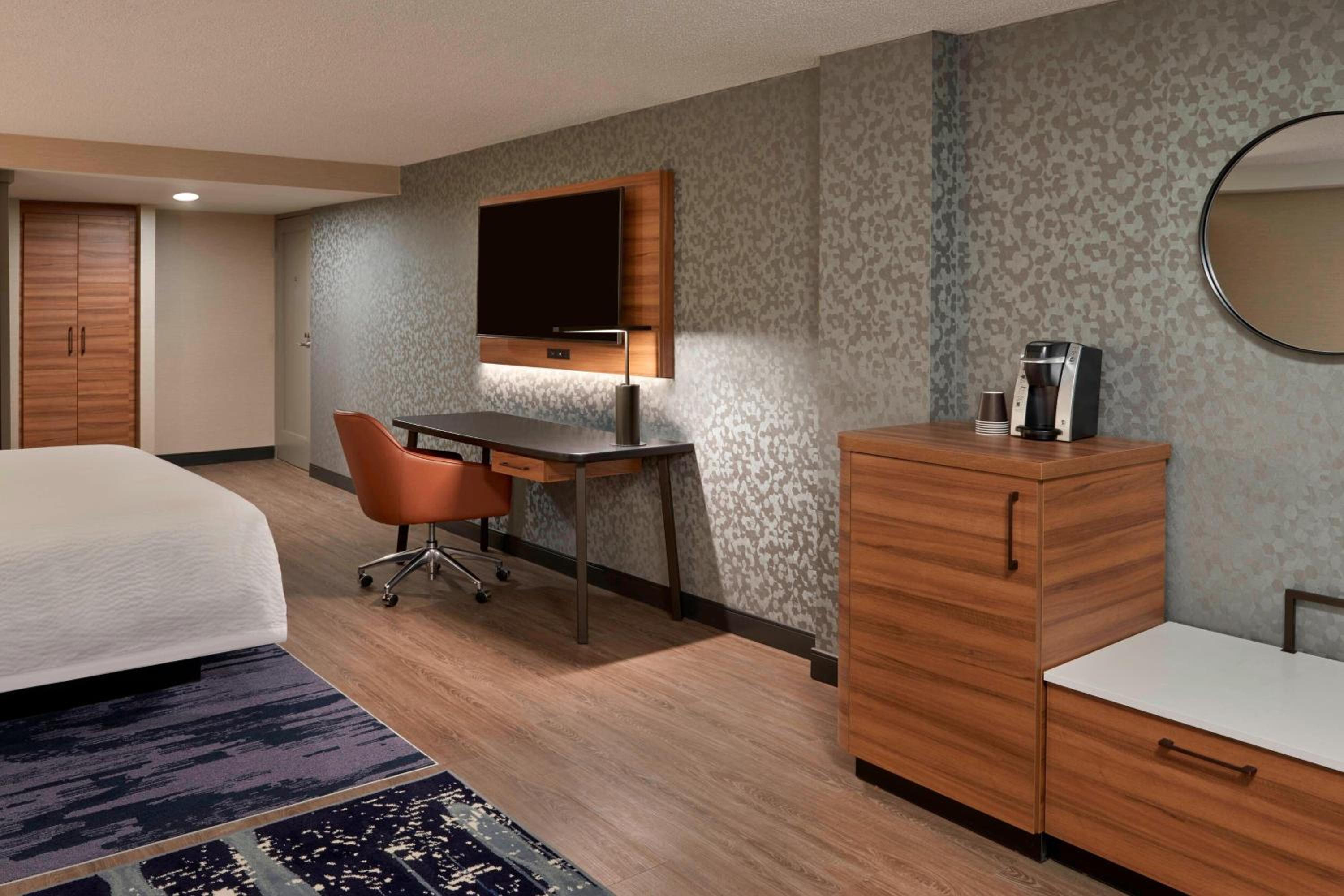 Suite, 1 King, Sofa bed thumbnail 5