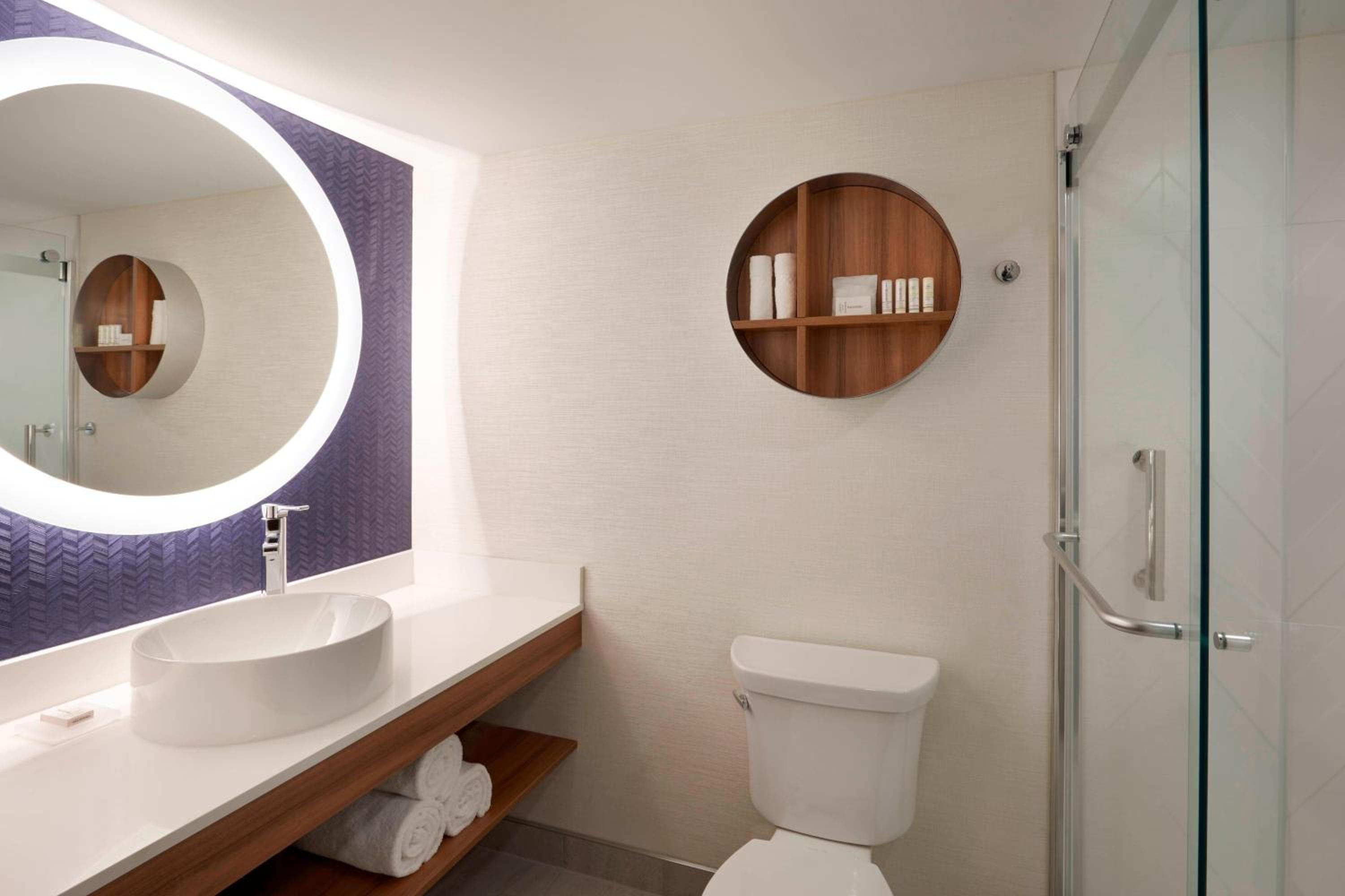 Guest Room, 1 King thumbnail 6