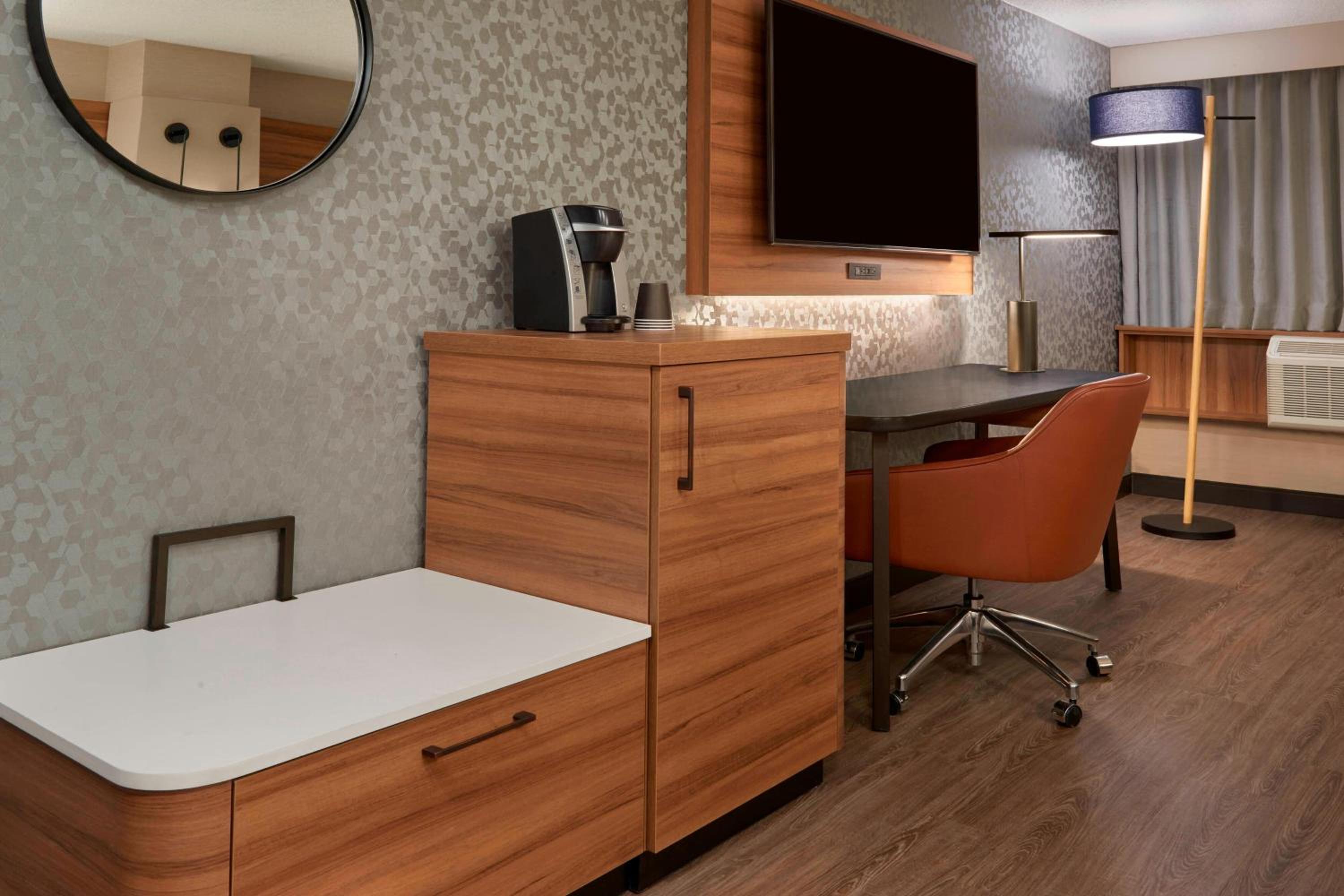 Guest Room, 1 King thumbnail 5