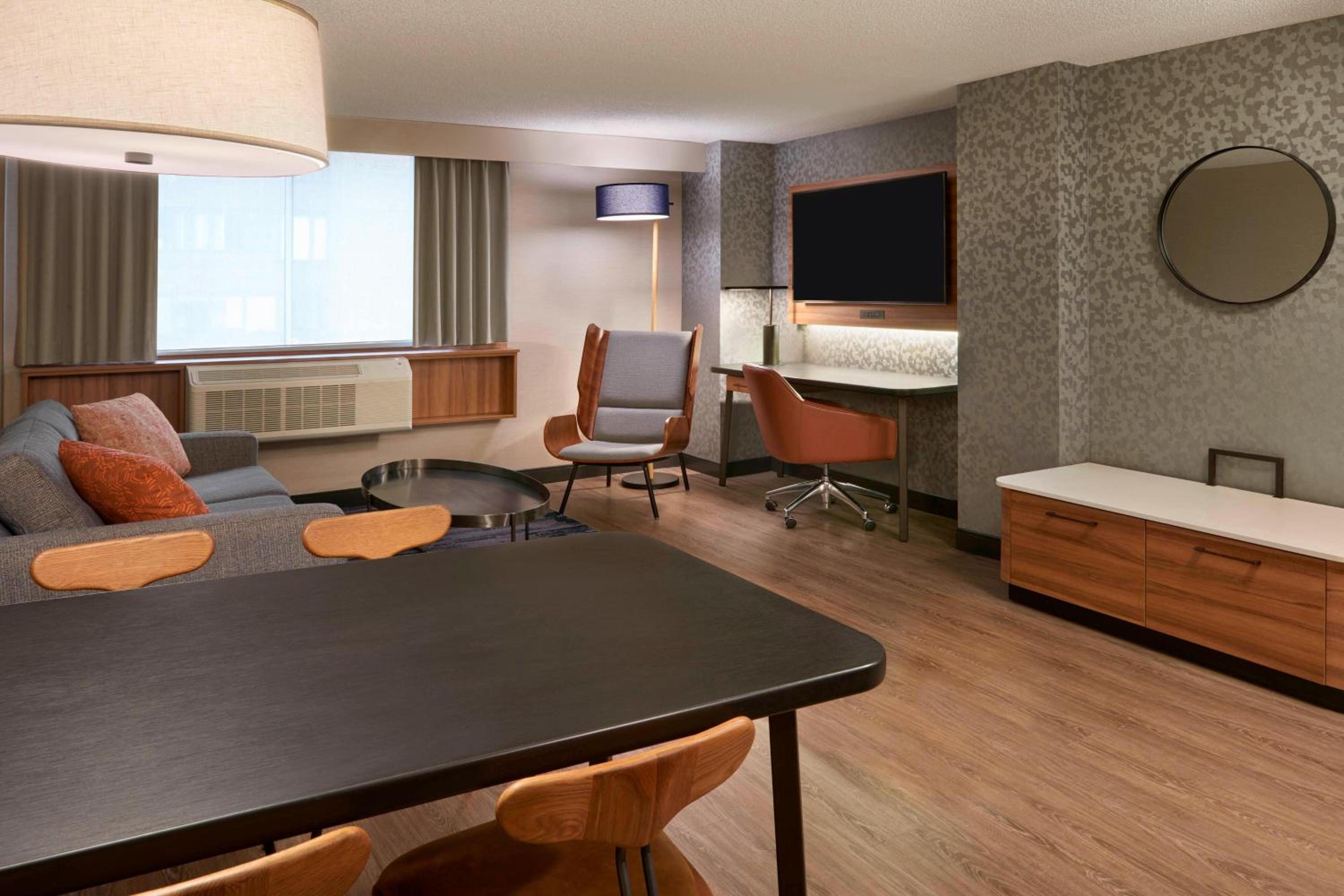 1 Bedroom Suite, 1 King, Sofa bed