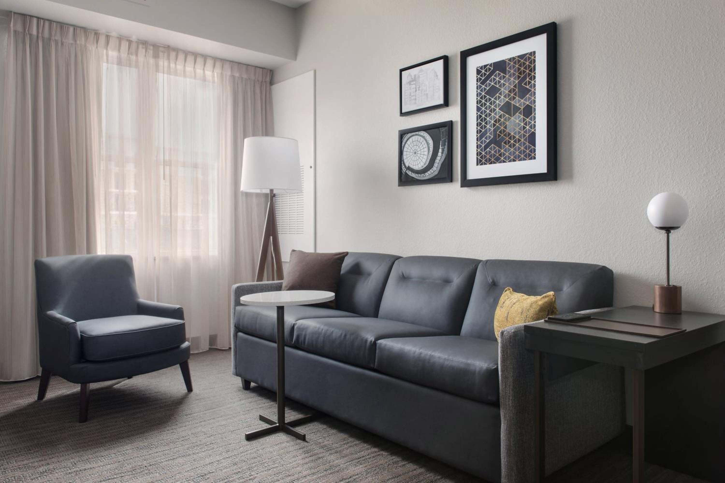 One-Bedroom Queen Suite - Photo 2