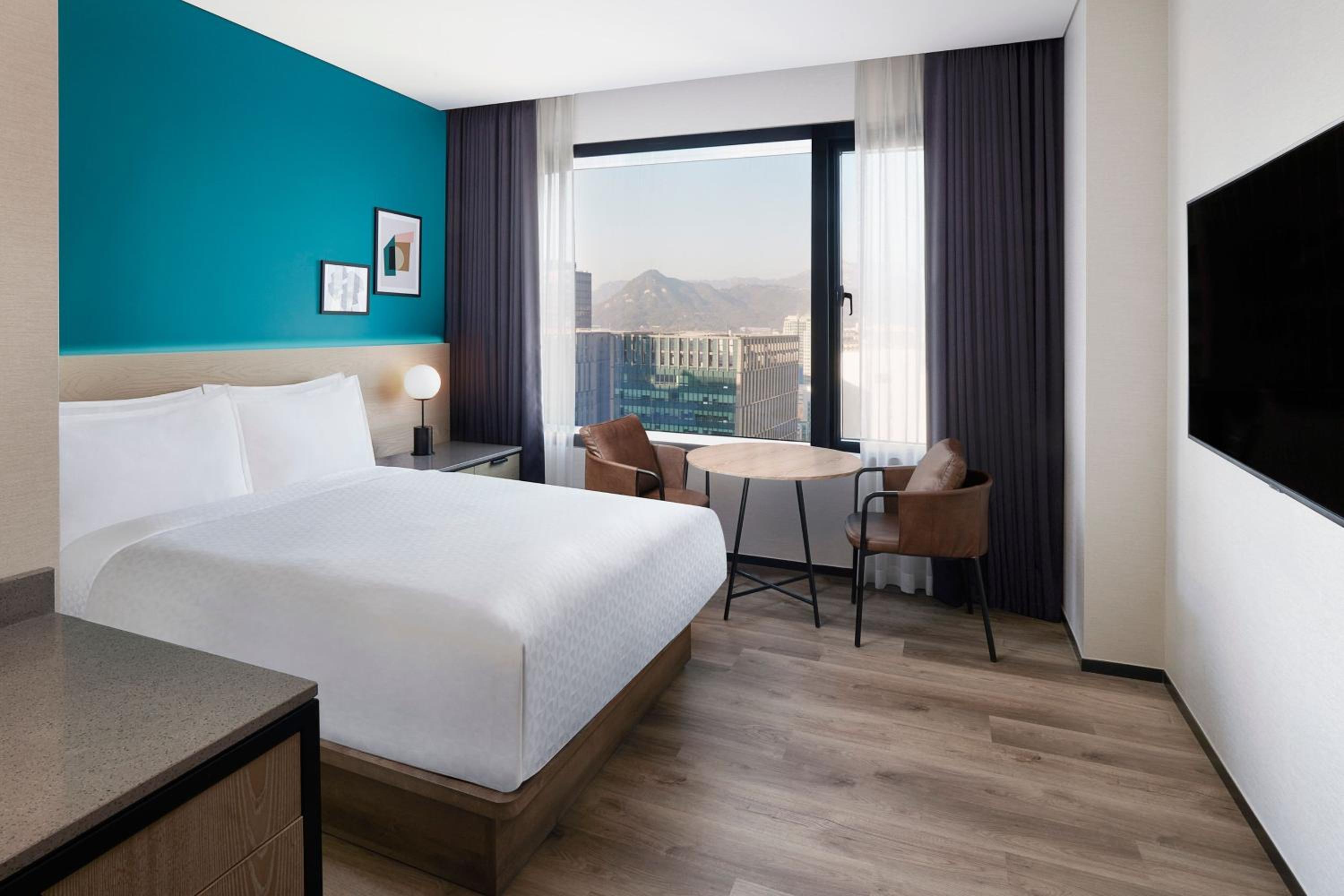 Superior room with a double bed and city view - Photo 2