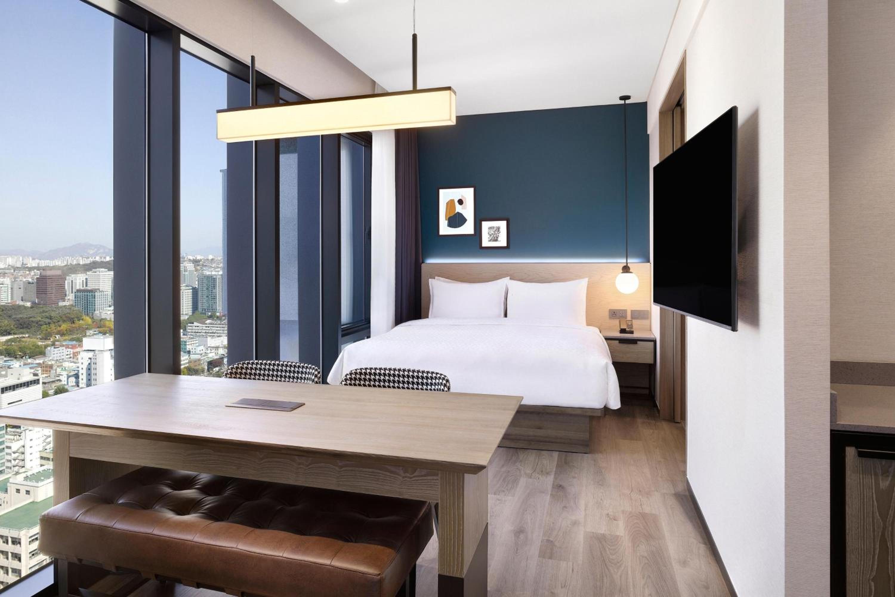 Deluxe King Room with City View