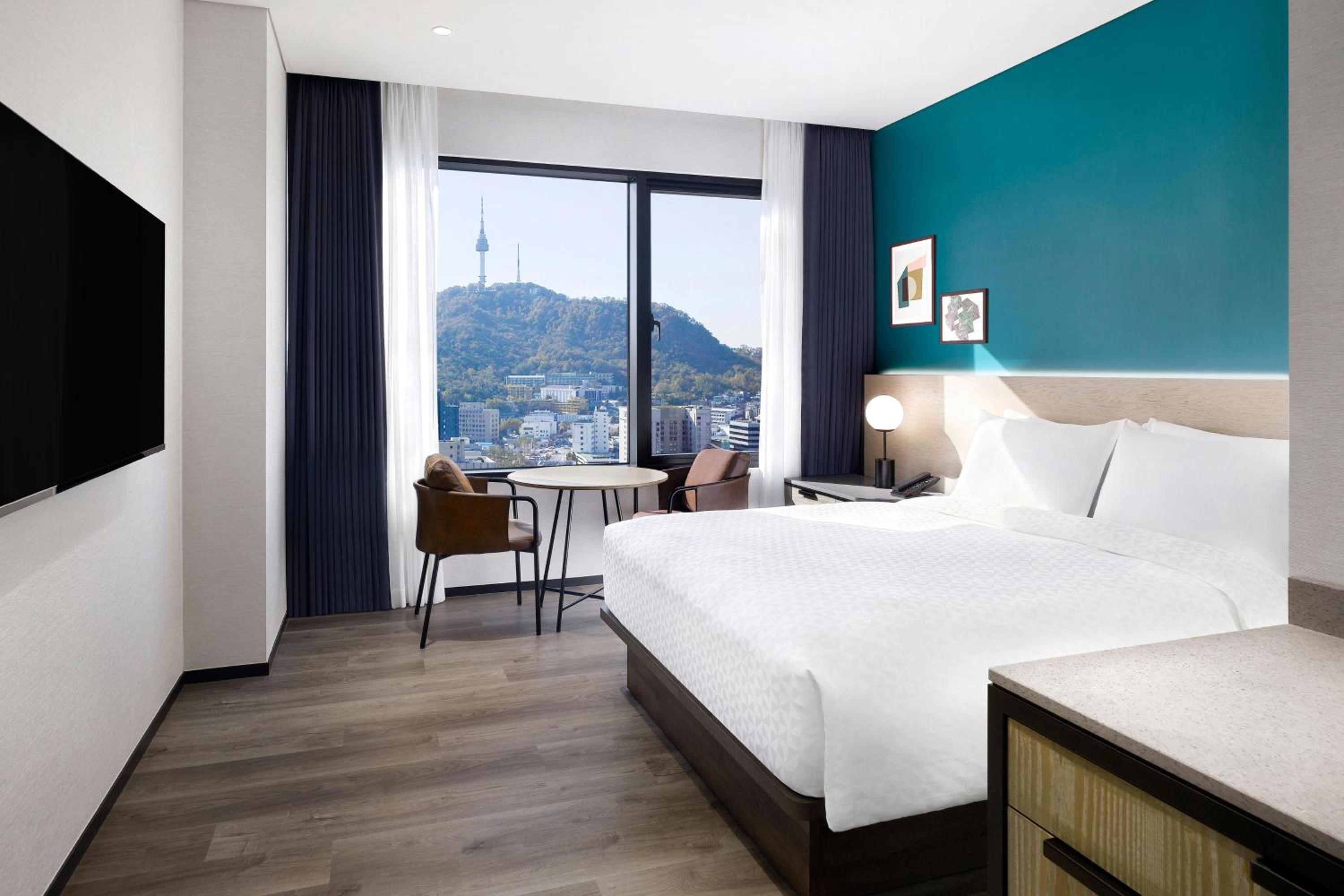 Superior room with a double bed and city view - Photo 1