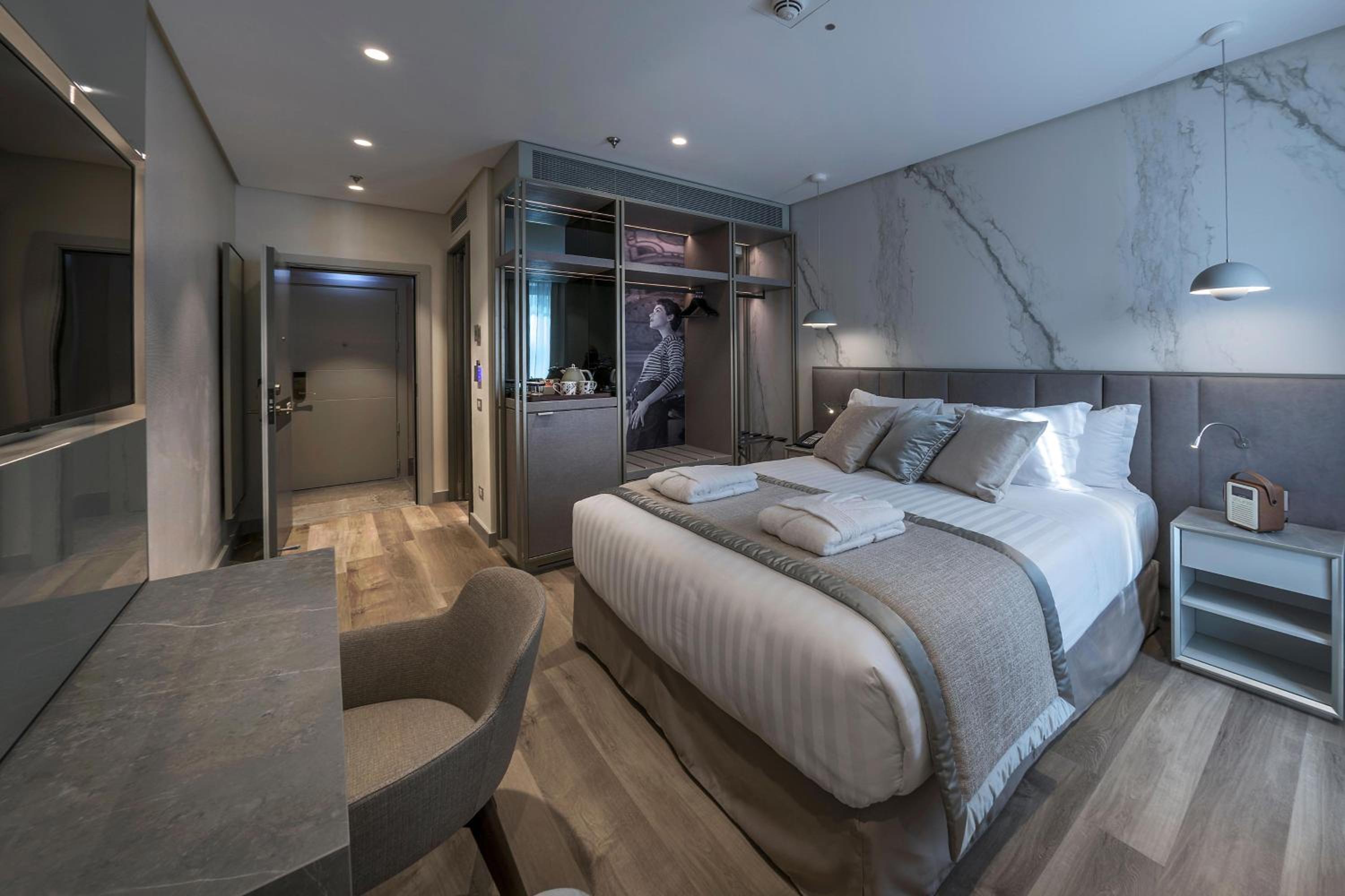 Classic, Guest room, 1 Queen, City view photo 1