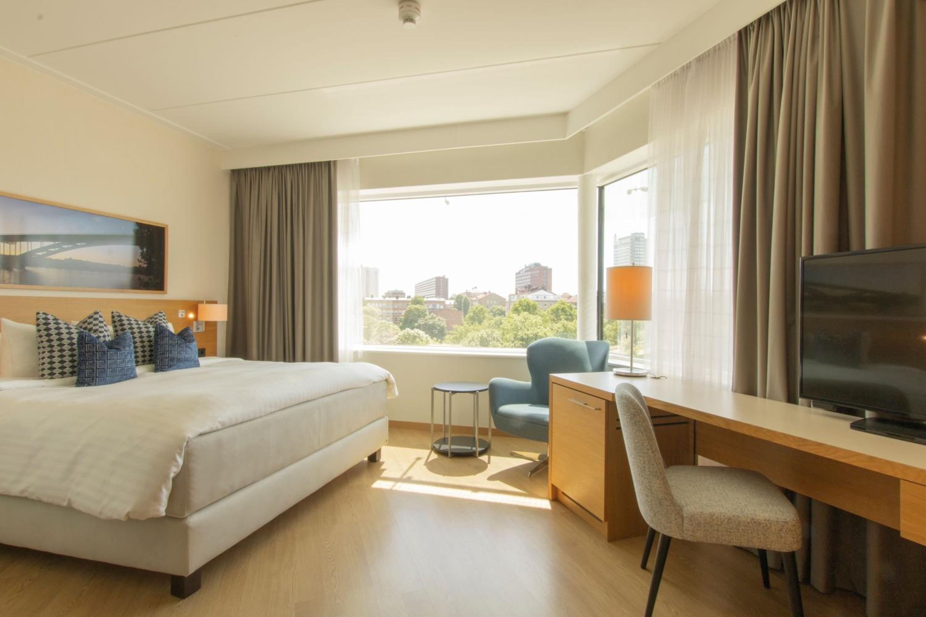 Deluxe, Guest room, 1 King - Photo 2
