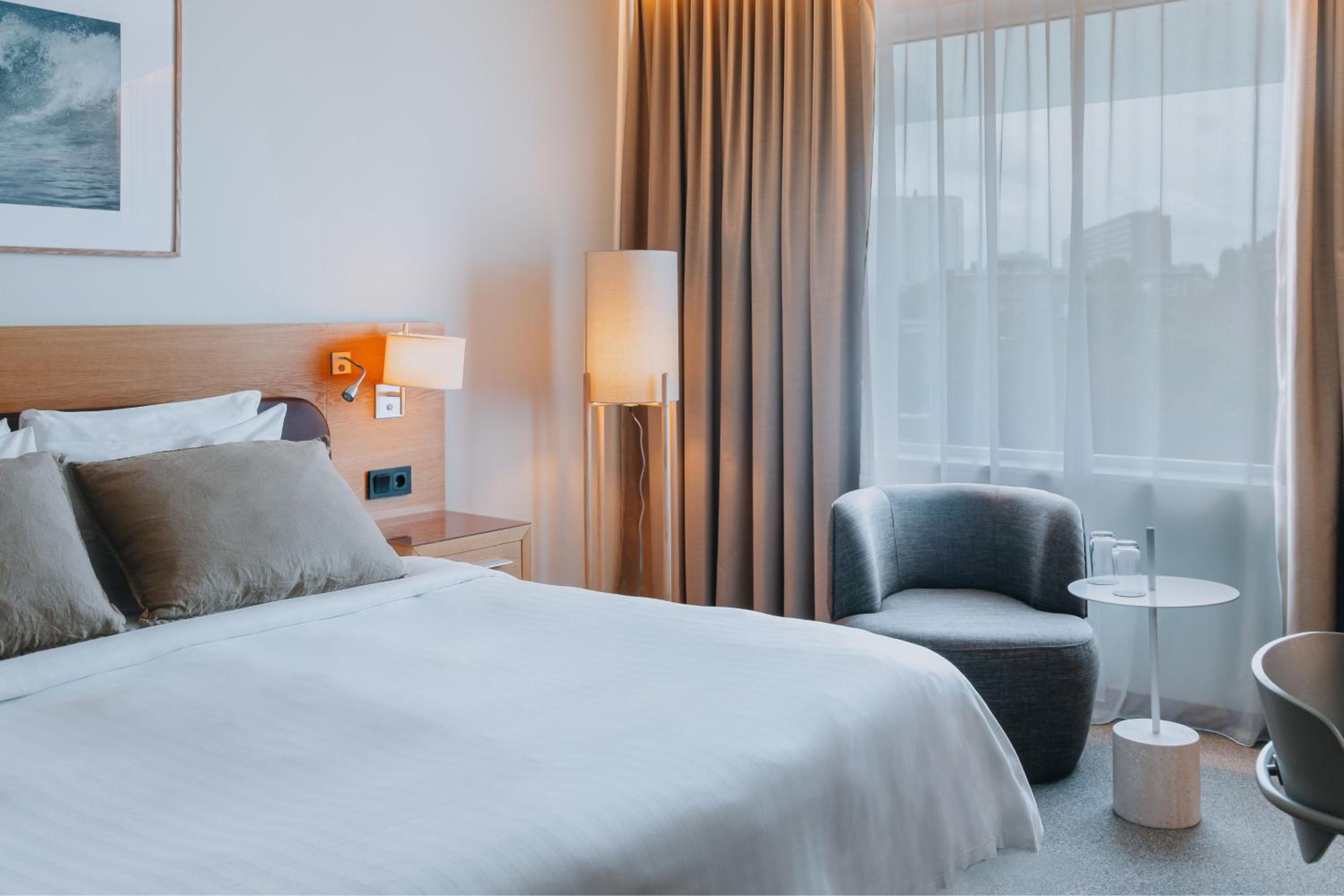 Deluxe, Guest room, 1 King - Photo 1