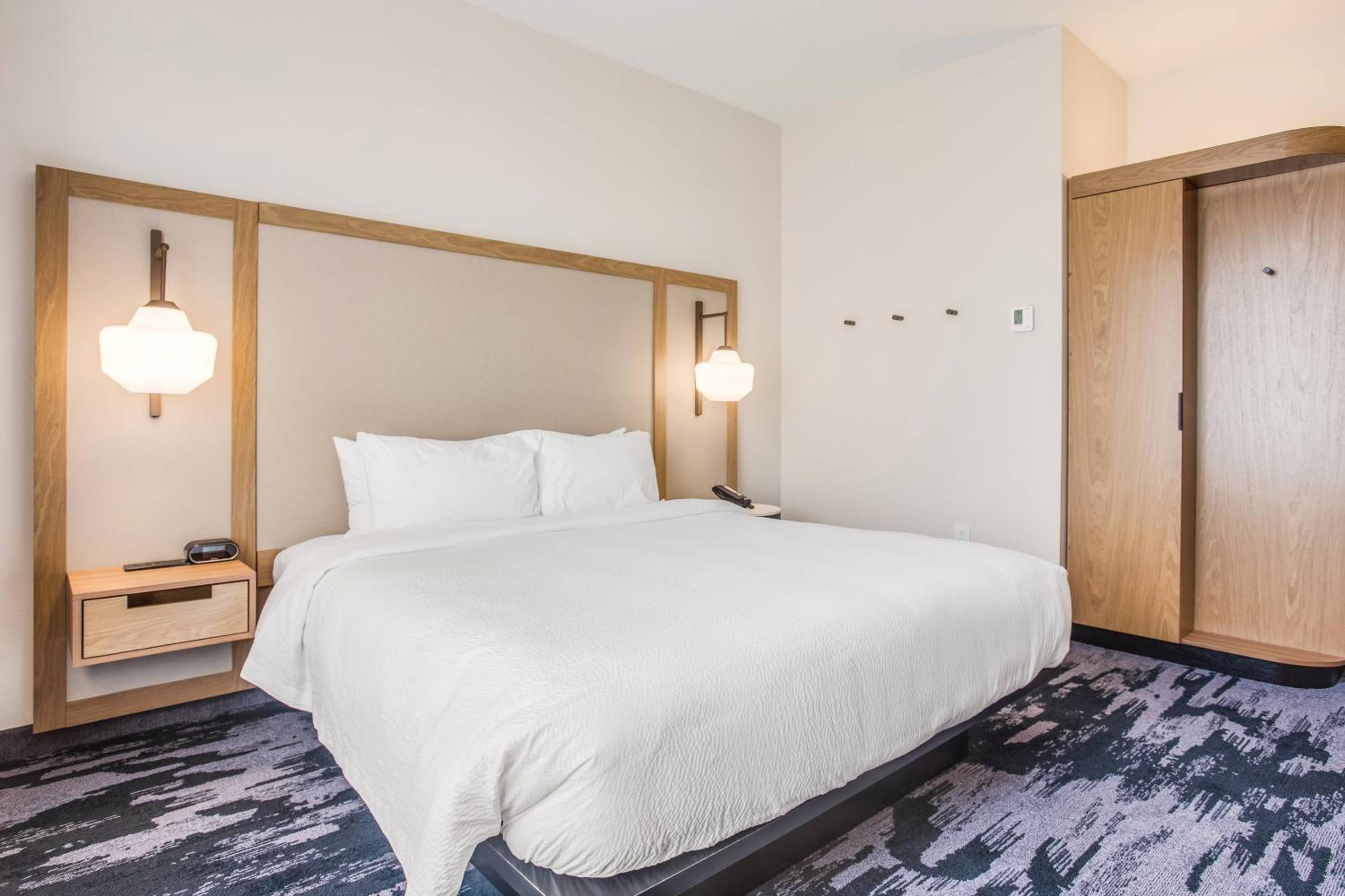 Guest Room, 1 King - Photo 1