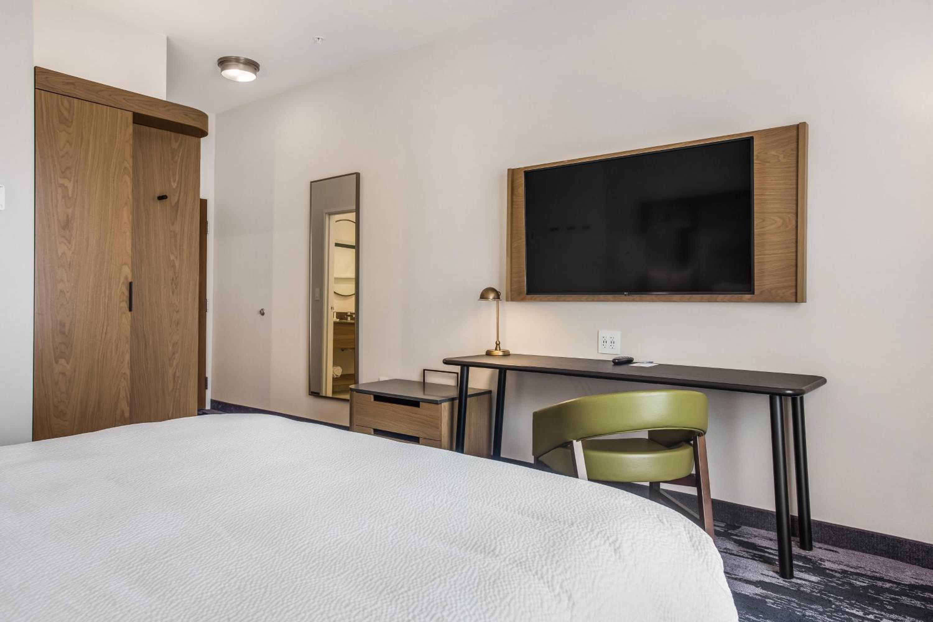 Guest Room, 1 King - Photo 2