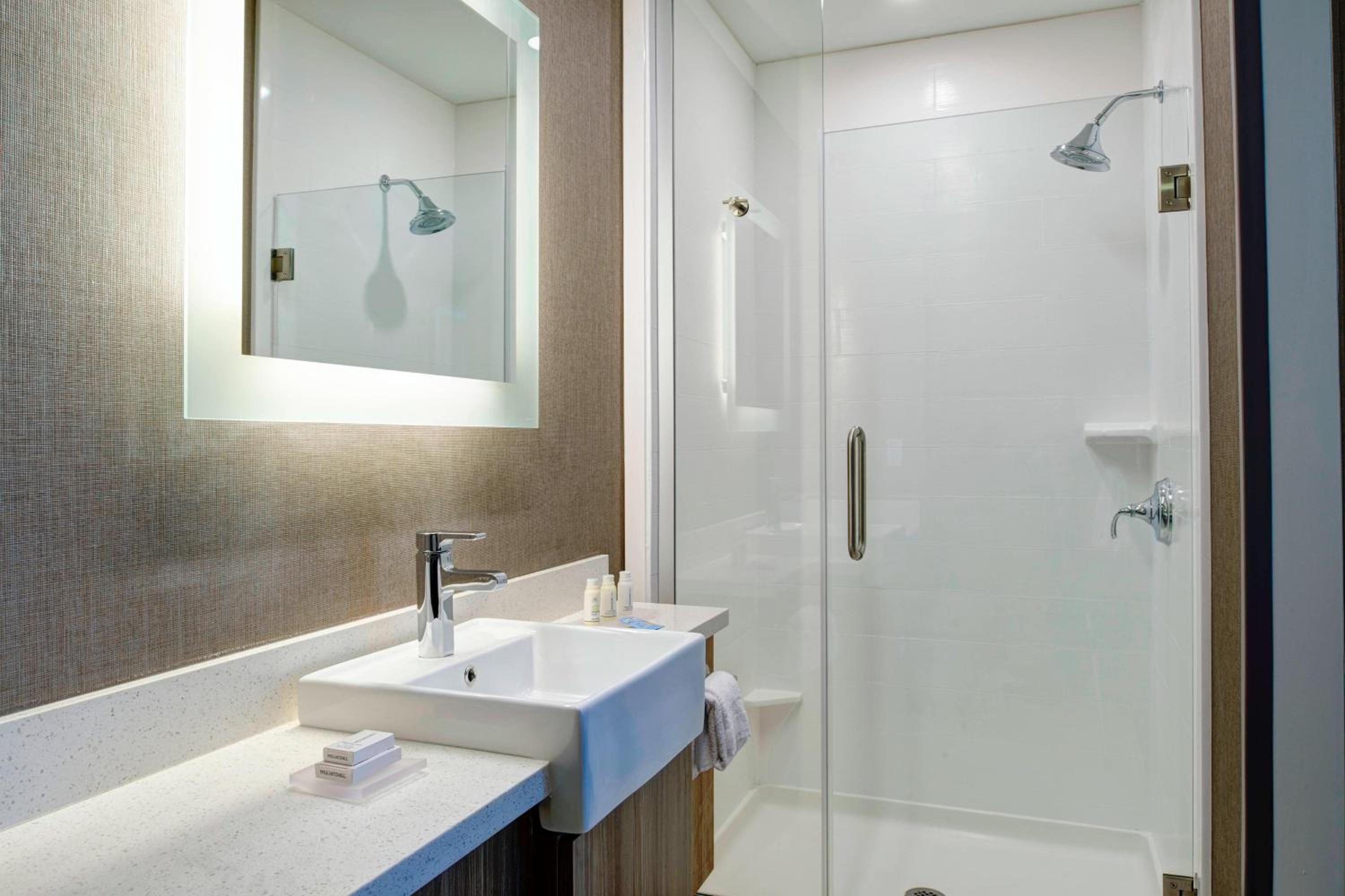 Queen Suite with Sofa Bed and Roll-in Shower - Mobility Accessible photo 2