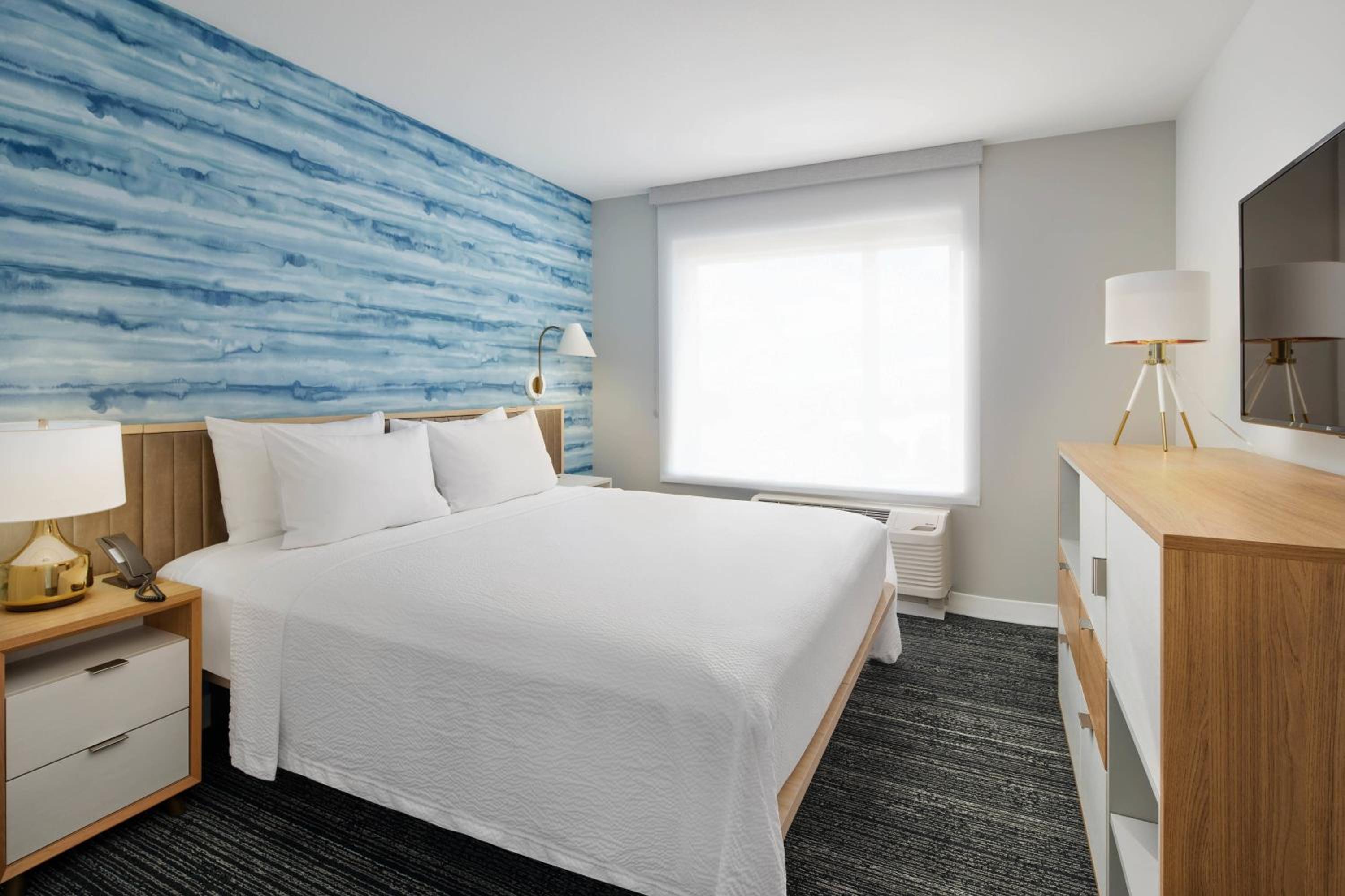 1 Bedroom Suite, 1 King, Sofa bed - Photo 2