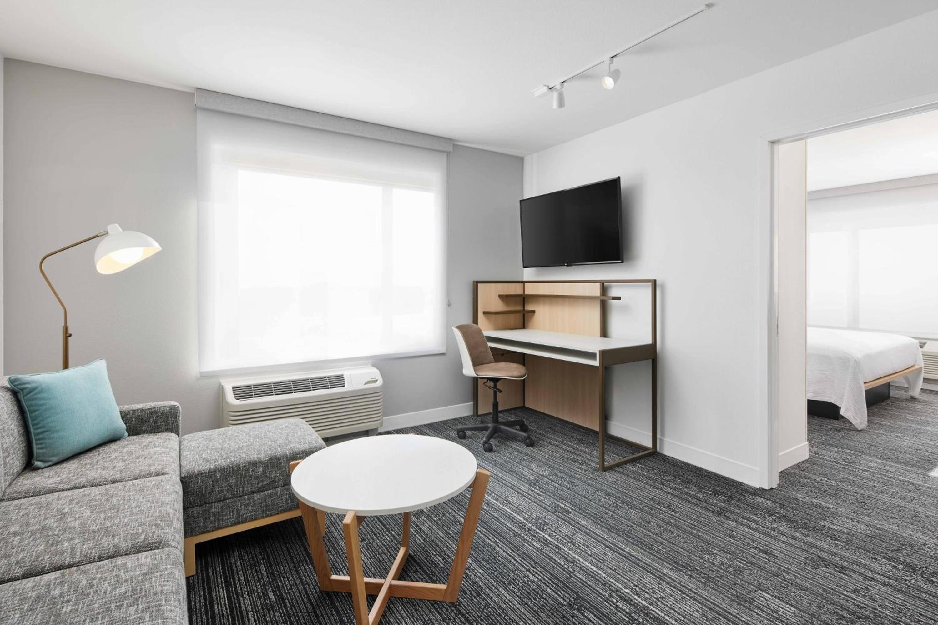 1 Bedroom Suite, 1 King, Sofa bed - Photo 1