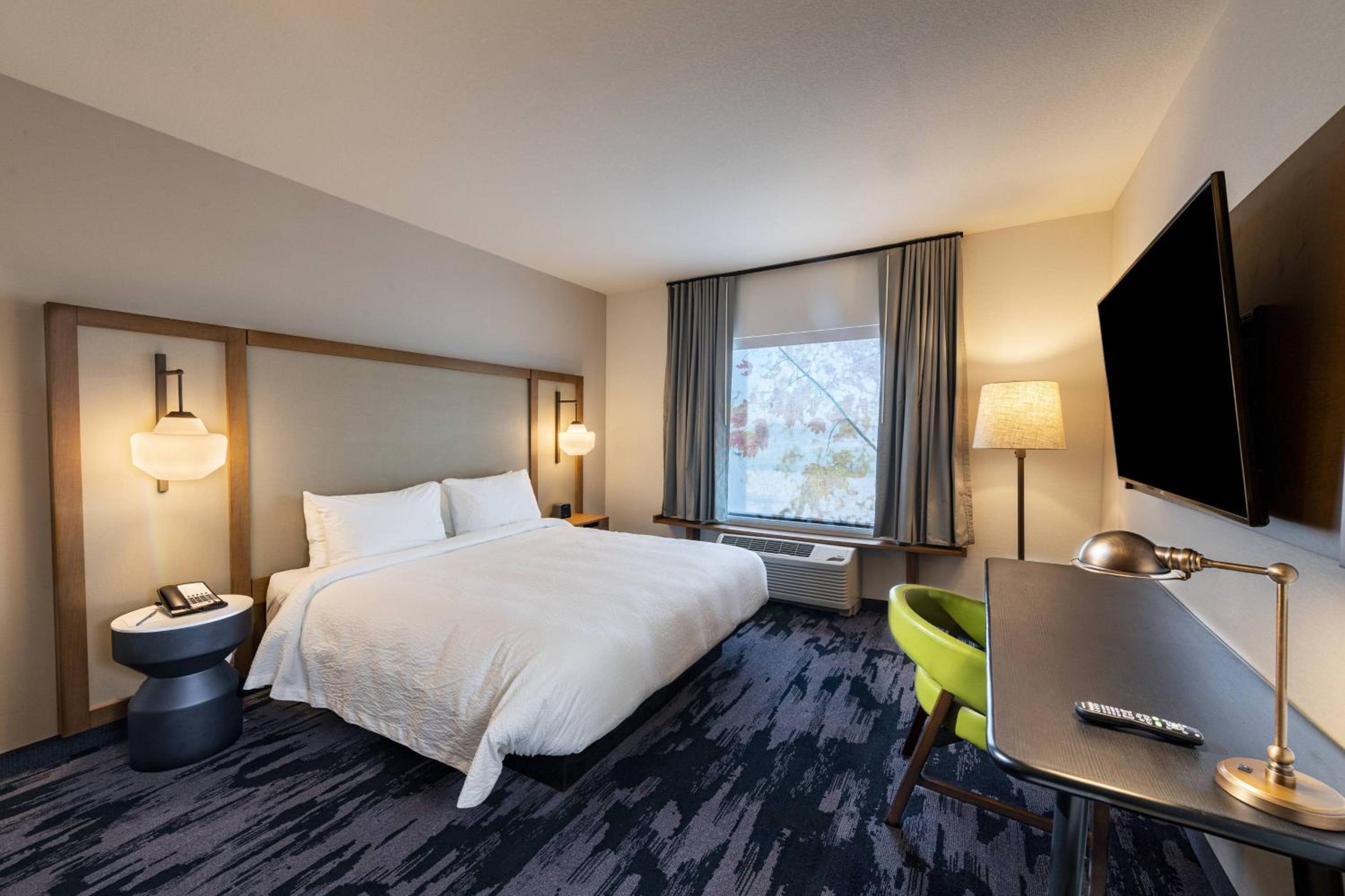 Guest Room, 1 King - Photo 1