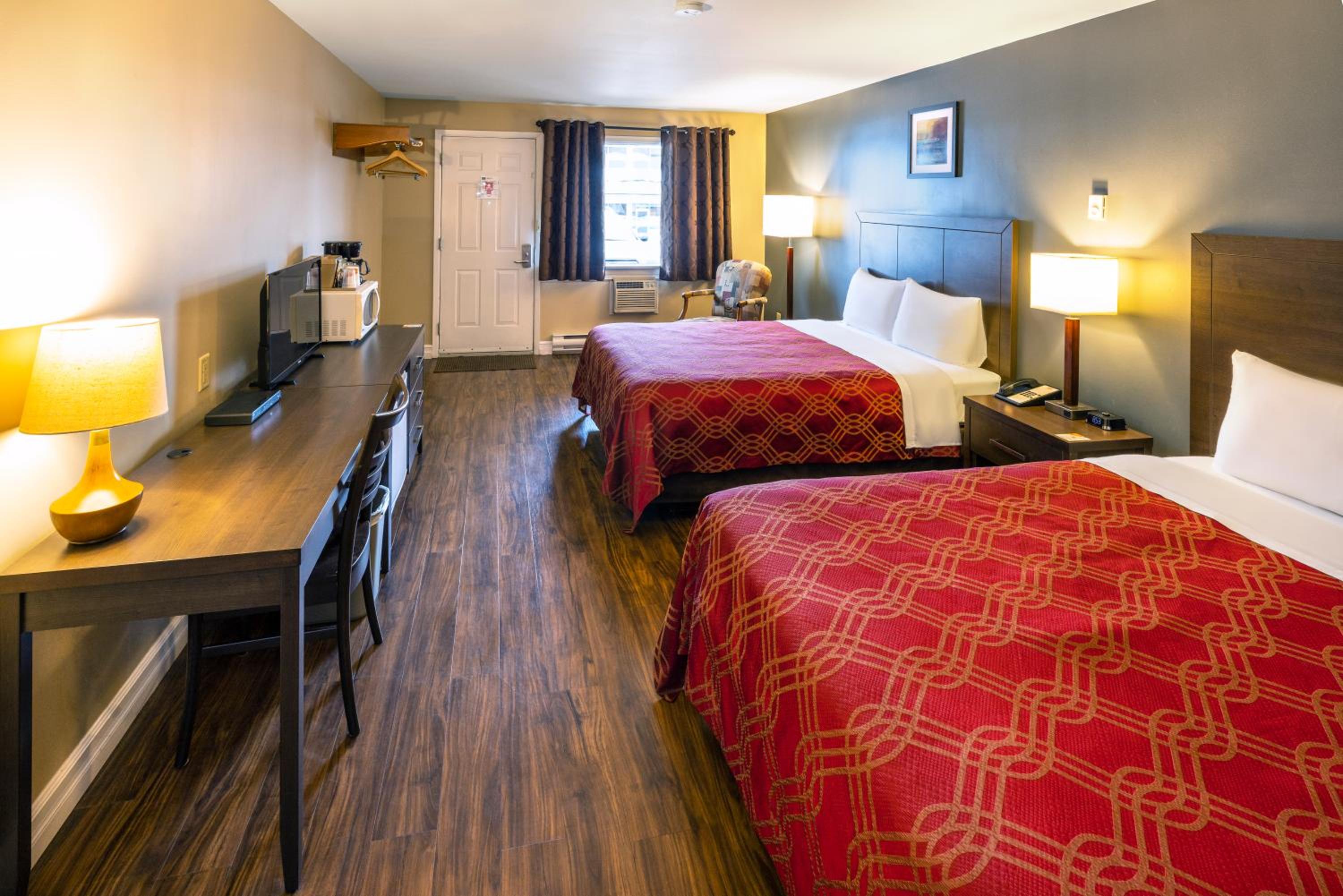 Queen Room With Two Queen Beds - Non-Smoking (Ground Floor) photo 3