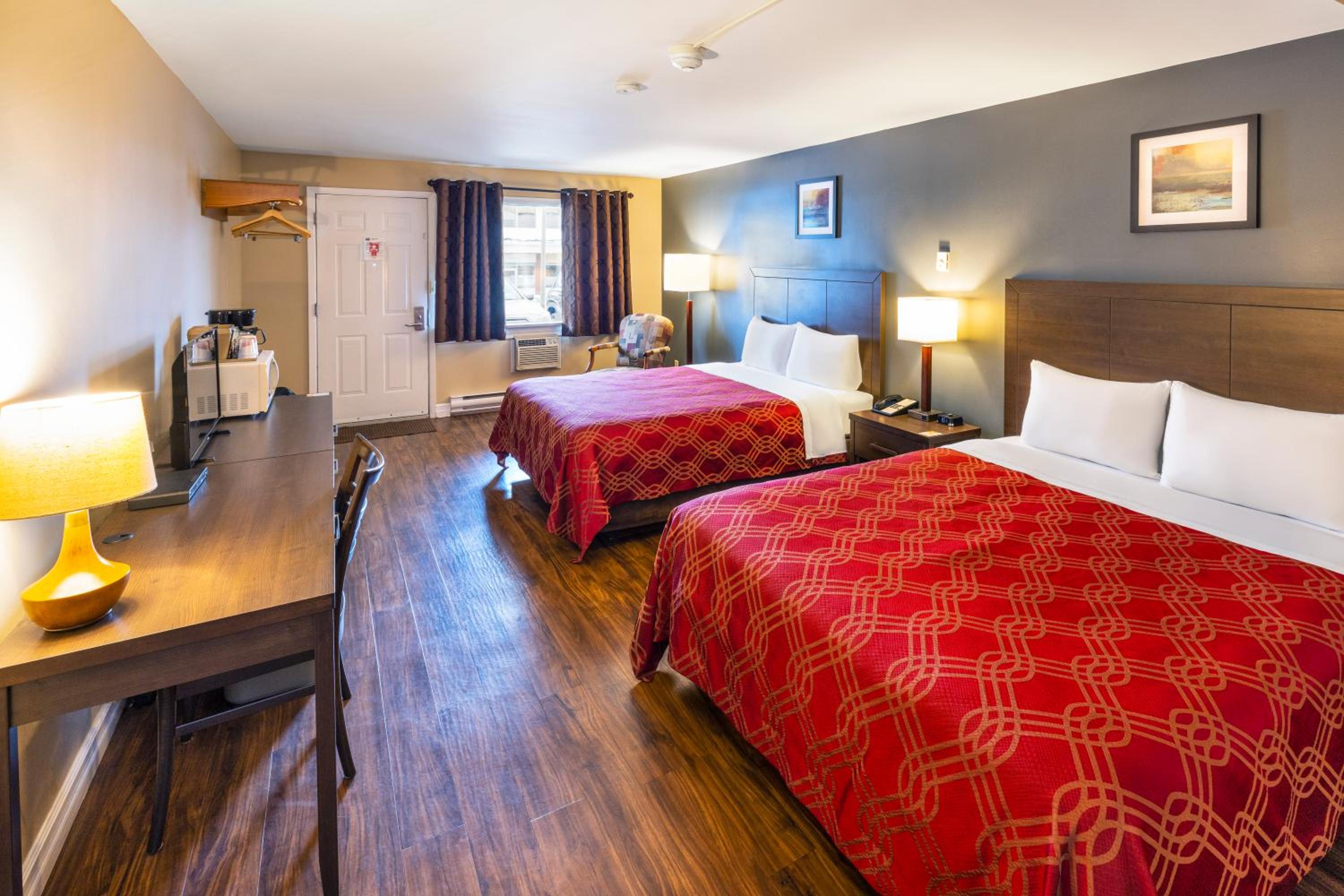 Queen Room With Two Queen Beds - Non-Smoking (Ground Floor) photo 2