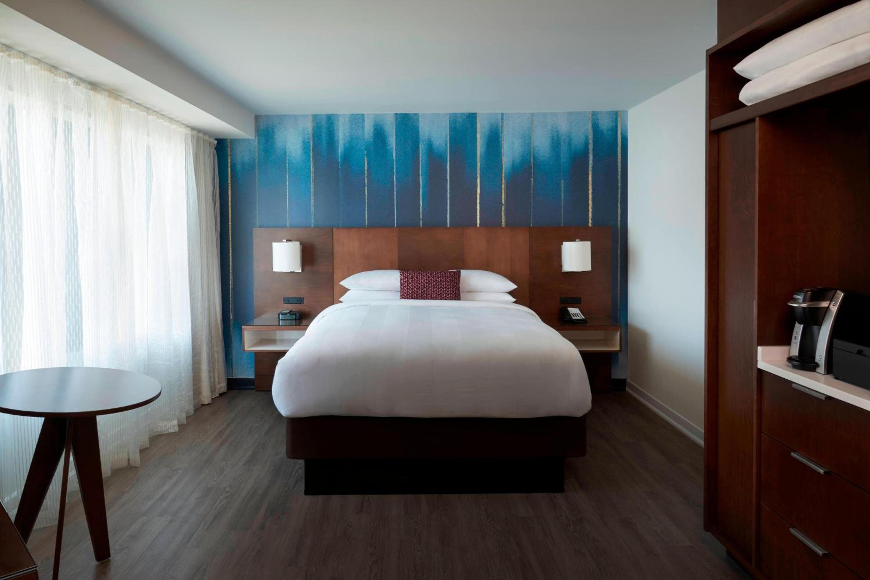 Concierge lounge access, Guest room, 1 Queen, City view