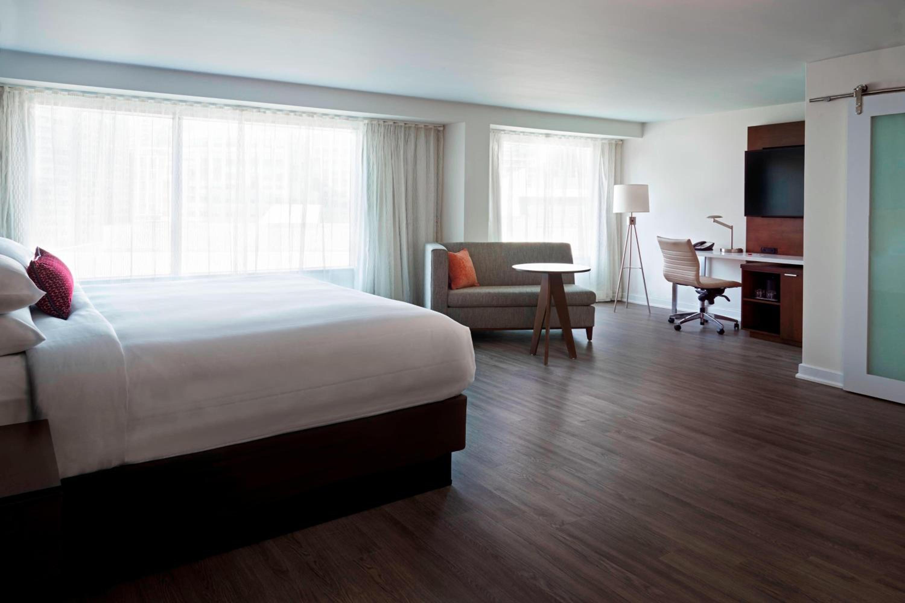 Concierge level, Larger Studio, 1 King, Sofa bed, City view