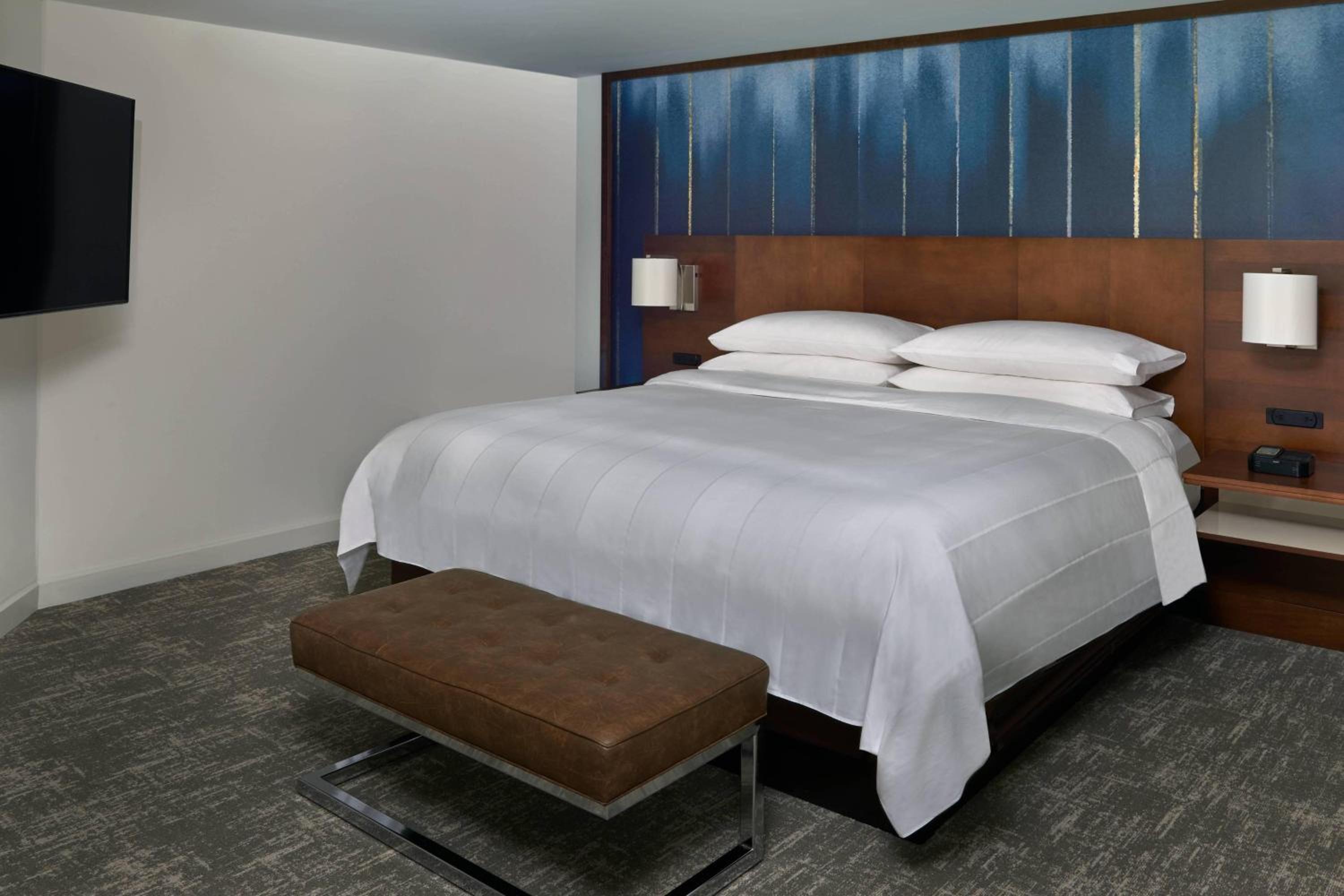 1 Bedroom Suite, 1 King, Sofa bed, City view thumbnail 6
