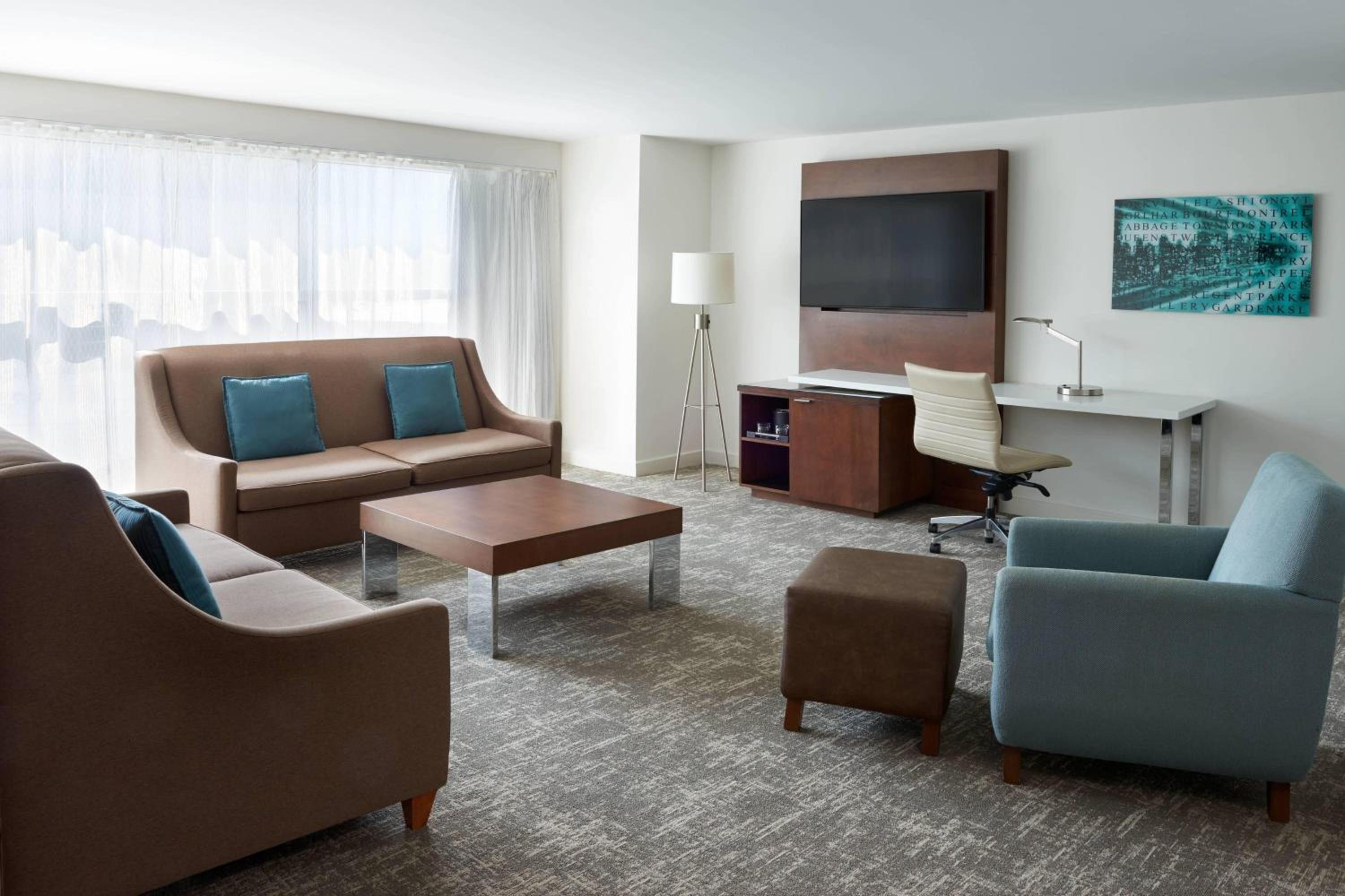 1 Bedroom Suite, 1 King, Sofa bed, City view - Photo 8