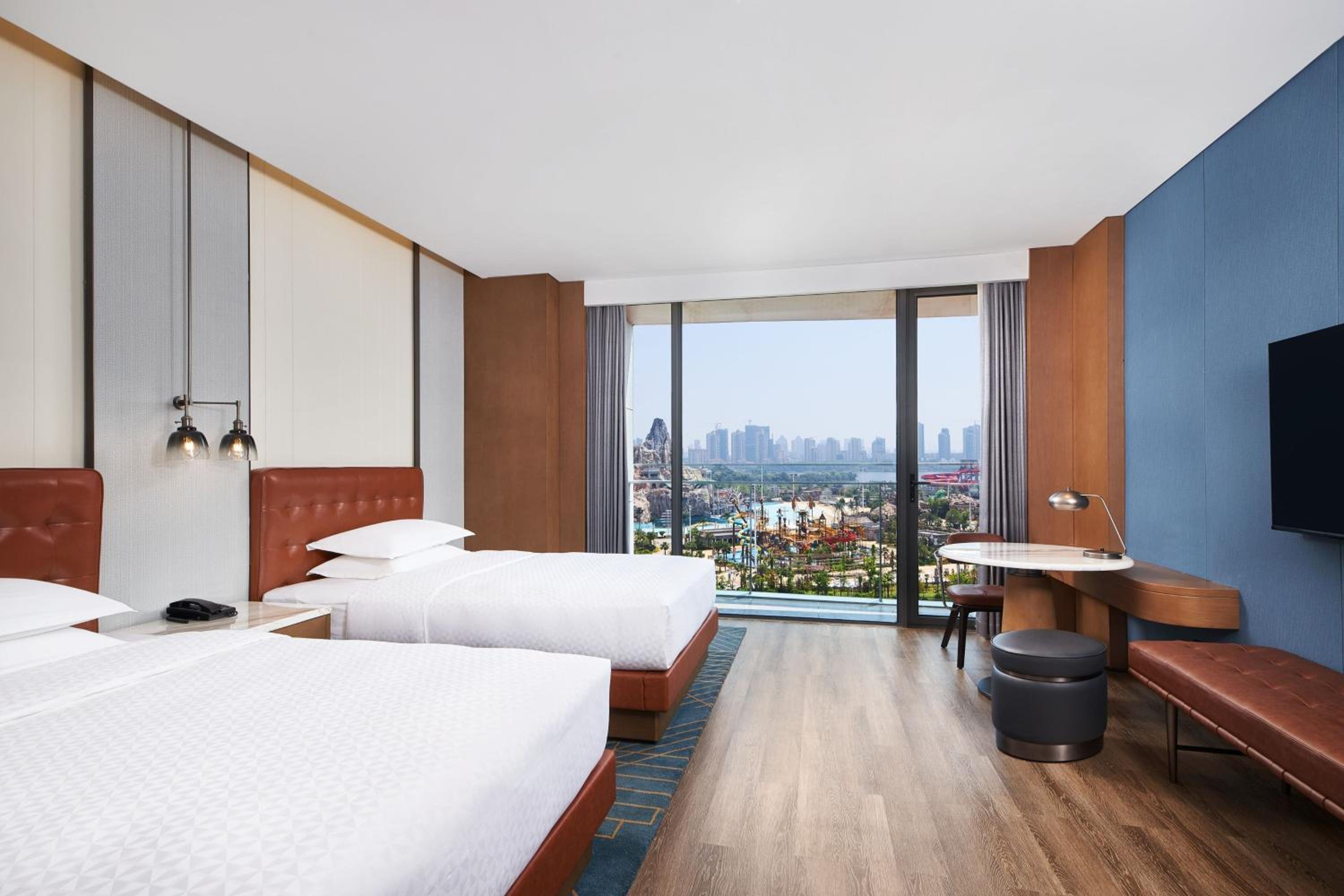 Deluxe Double Room with Two Double Beds, Balcony and Lake View - Photo 4