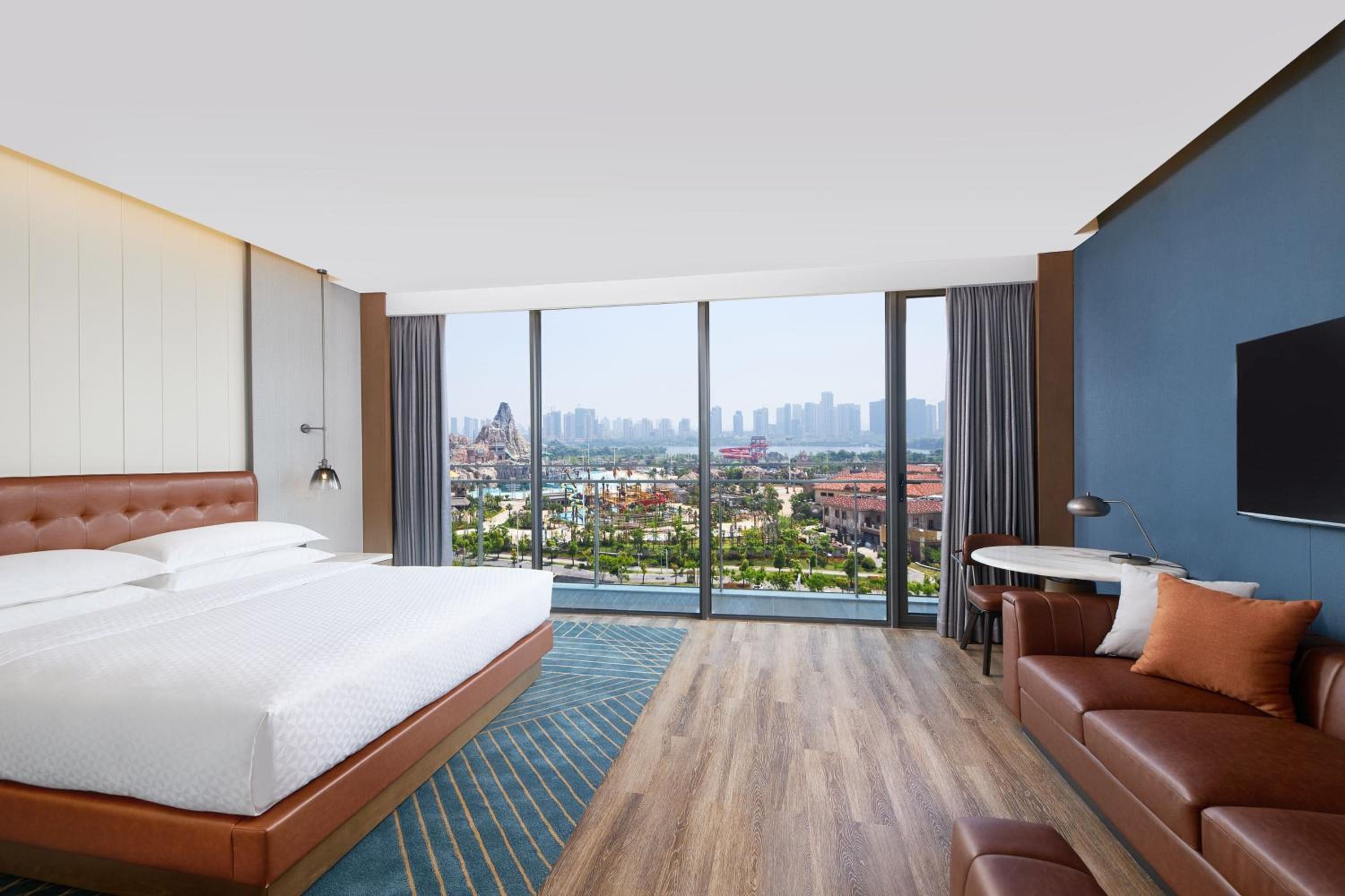 Deluxe King Room with Balcony and Lake View