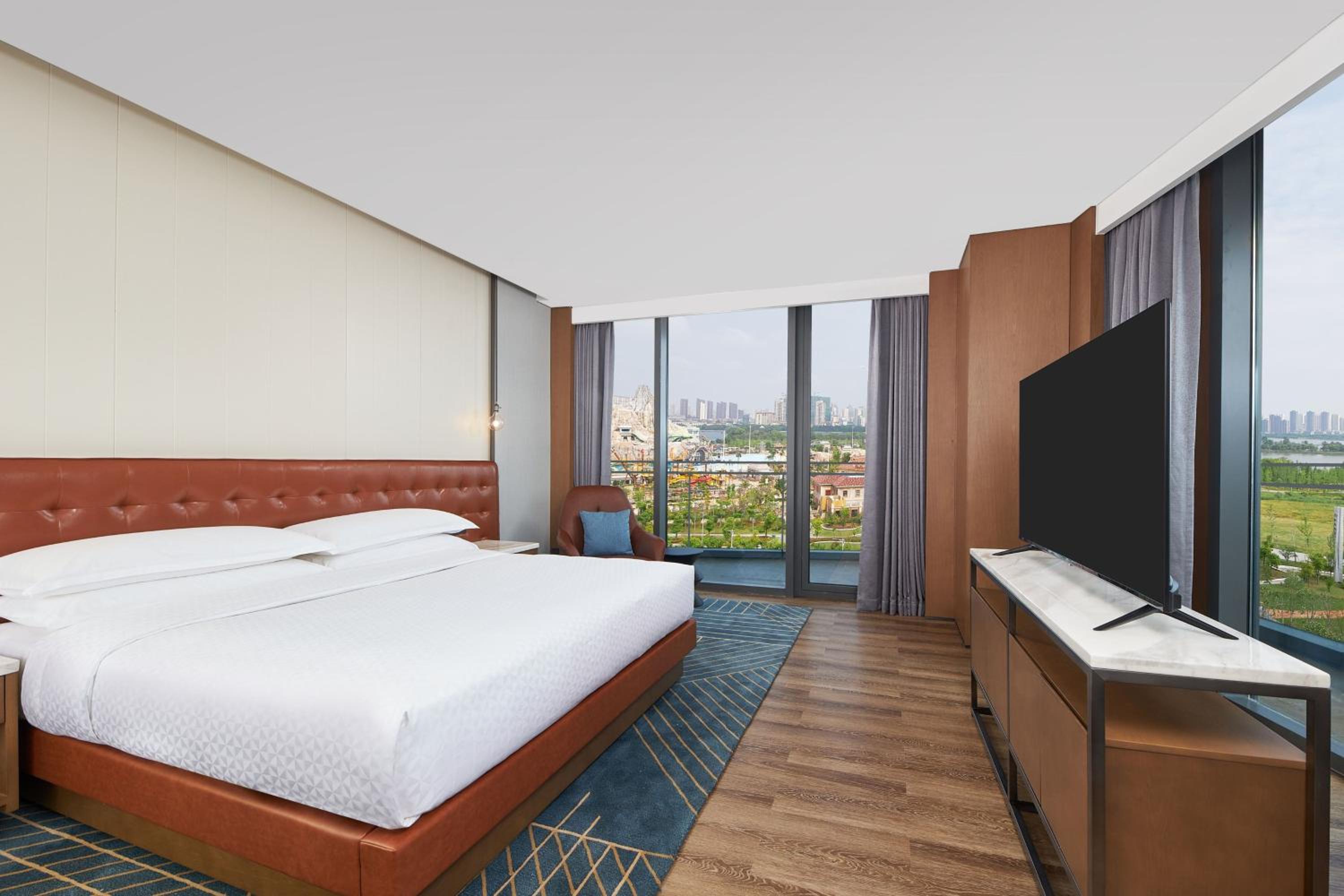 One-Bedroom Deluxe King Suite with Balcony and Lake View