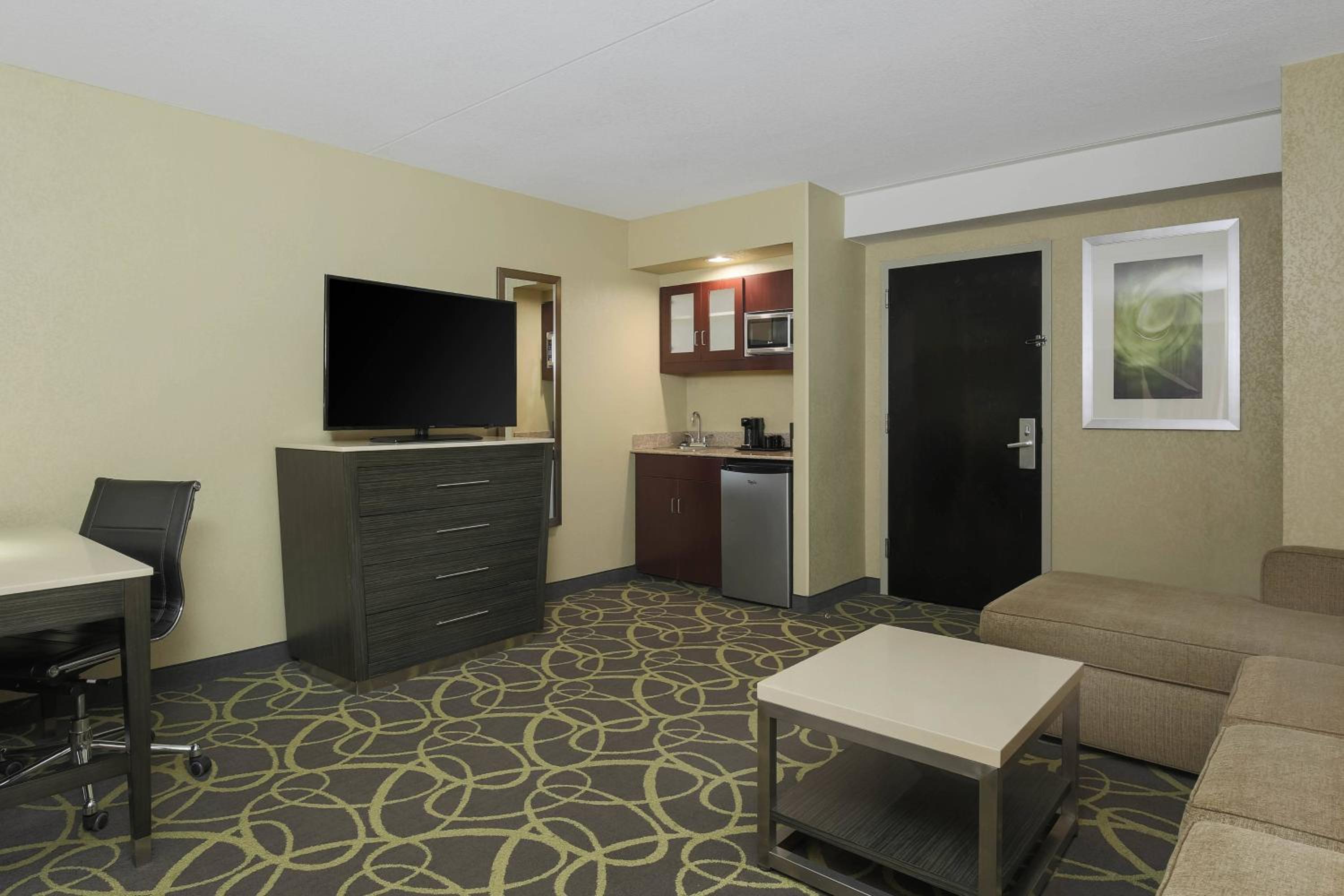 Large Executive Suite with Two Double Beds and Sofa Bed - Photo 2