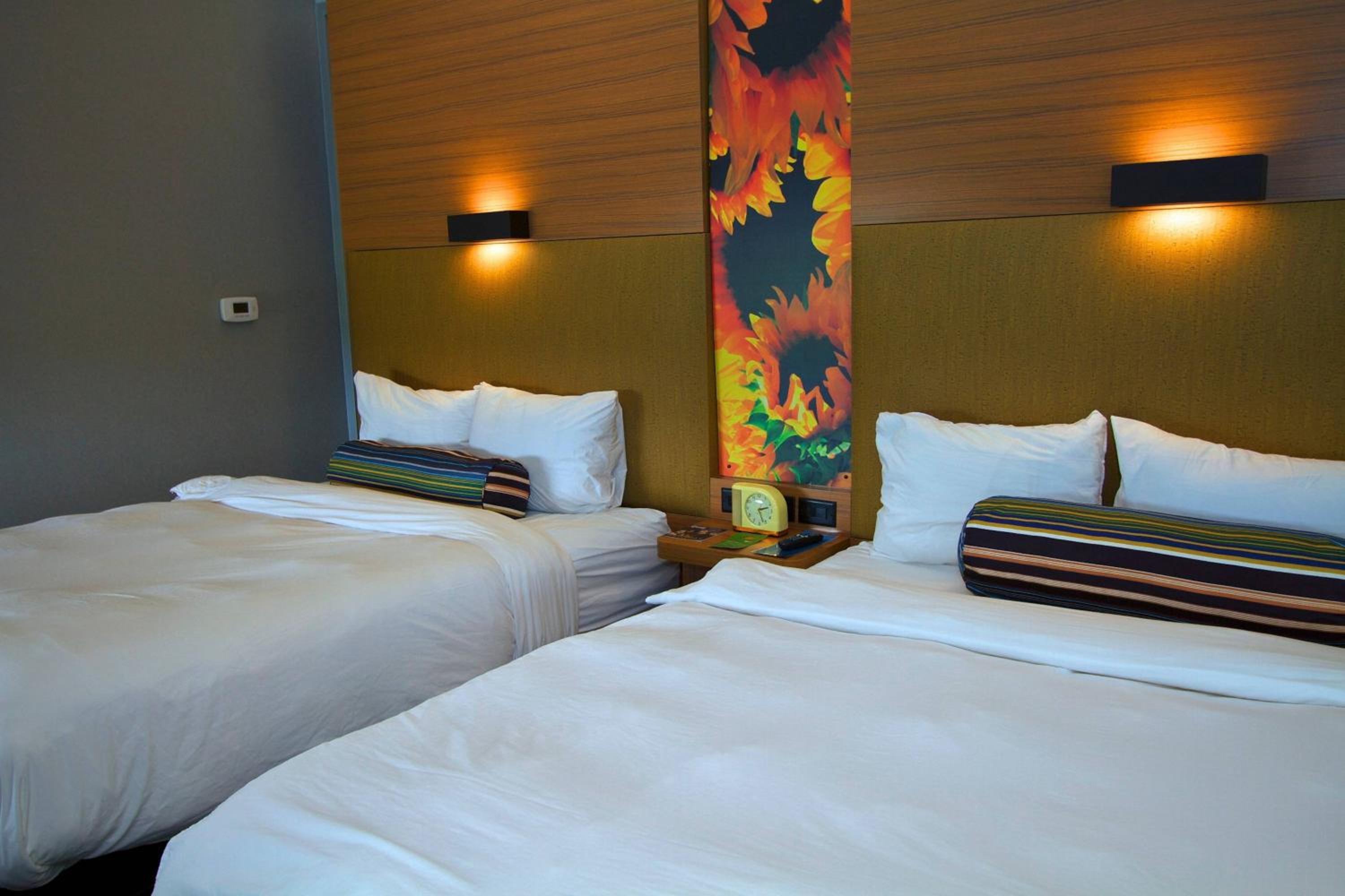 Aloft, Guest room, 2 Queen - Photo 3
