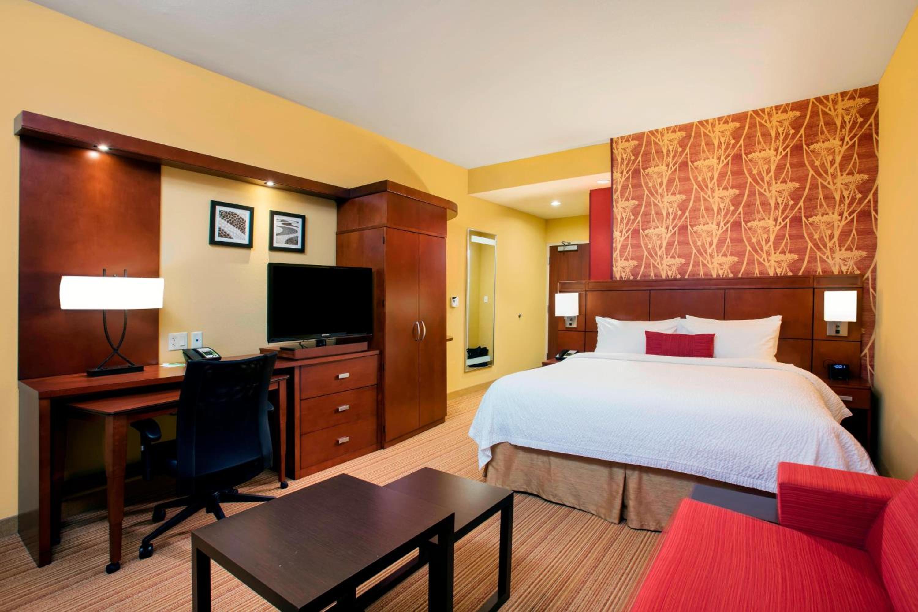 King Room with Sofa Bed - Photo 7