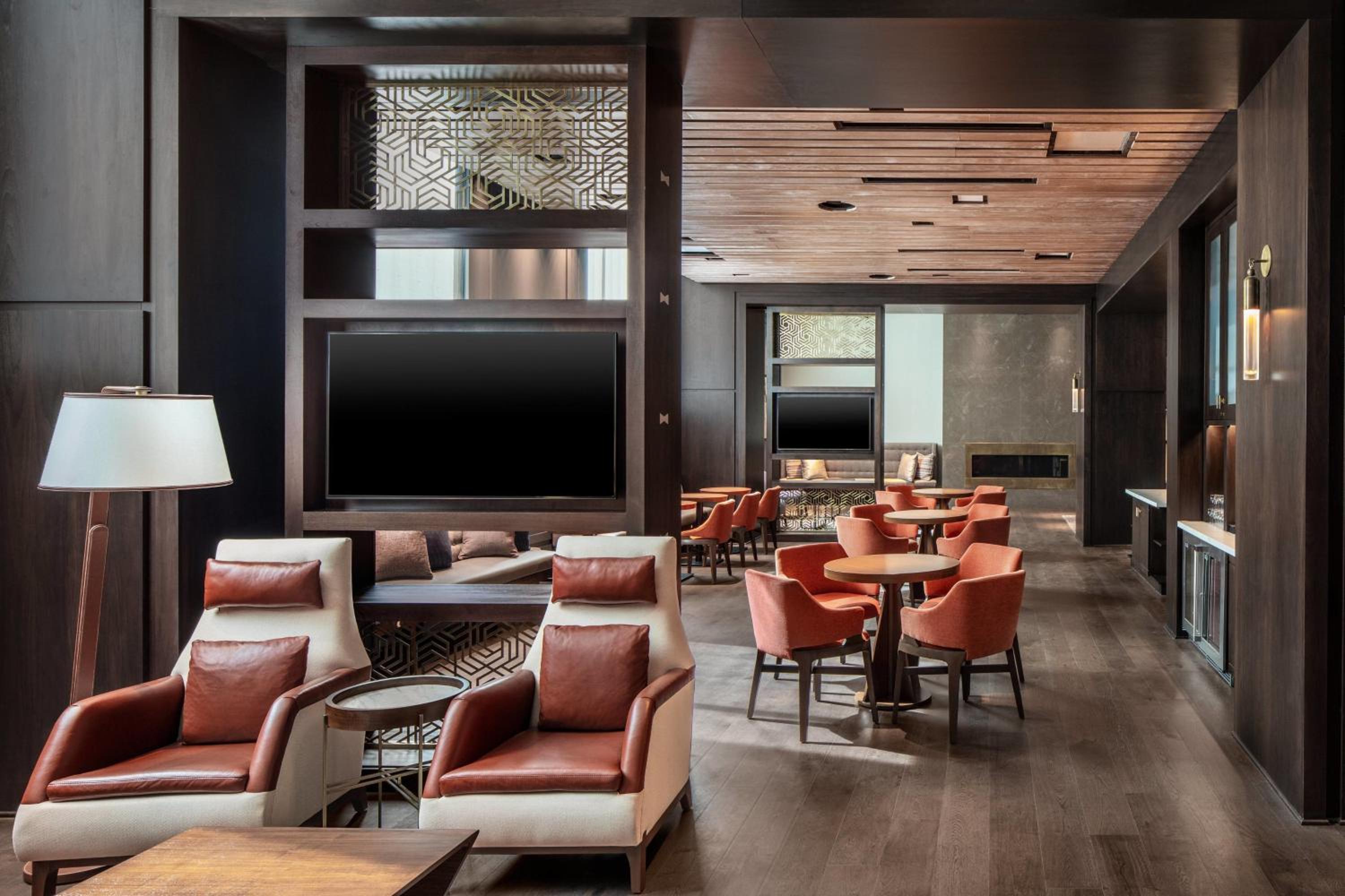 Executive Corner Suite, 1 King - Photo 3