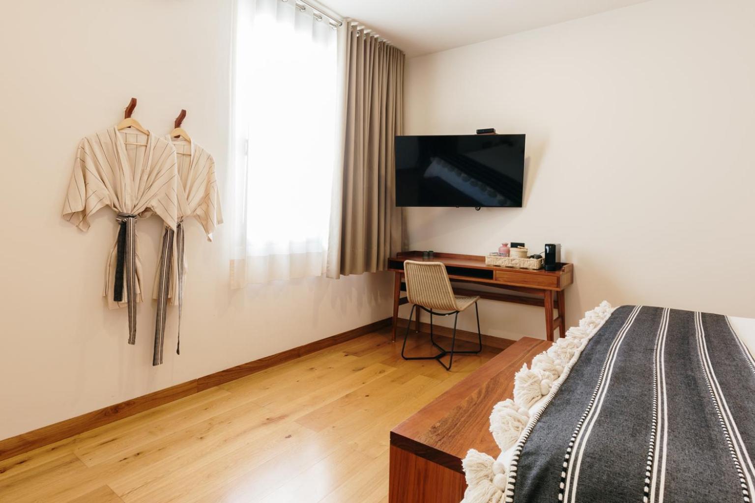 Superior King Room - Photo 7