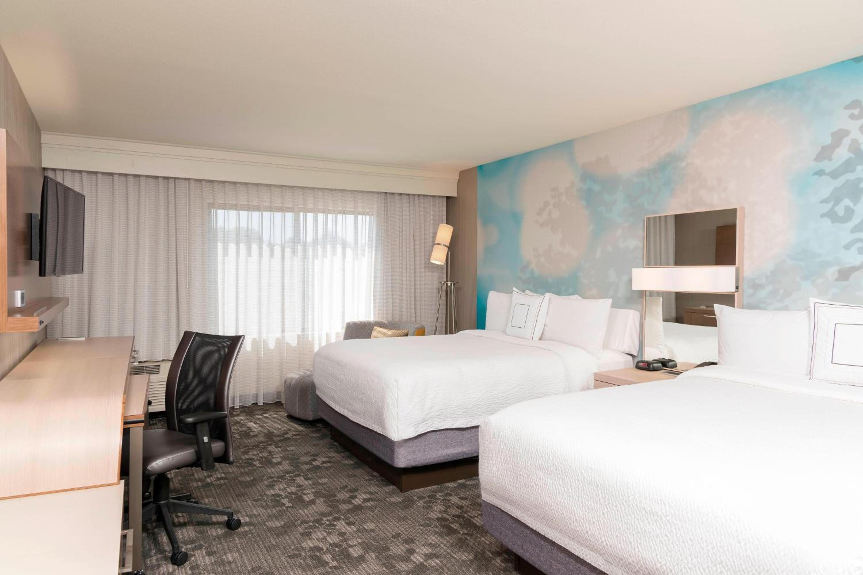 Queen Room with Two Queen Beds - Photo 3