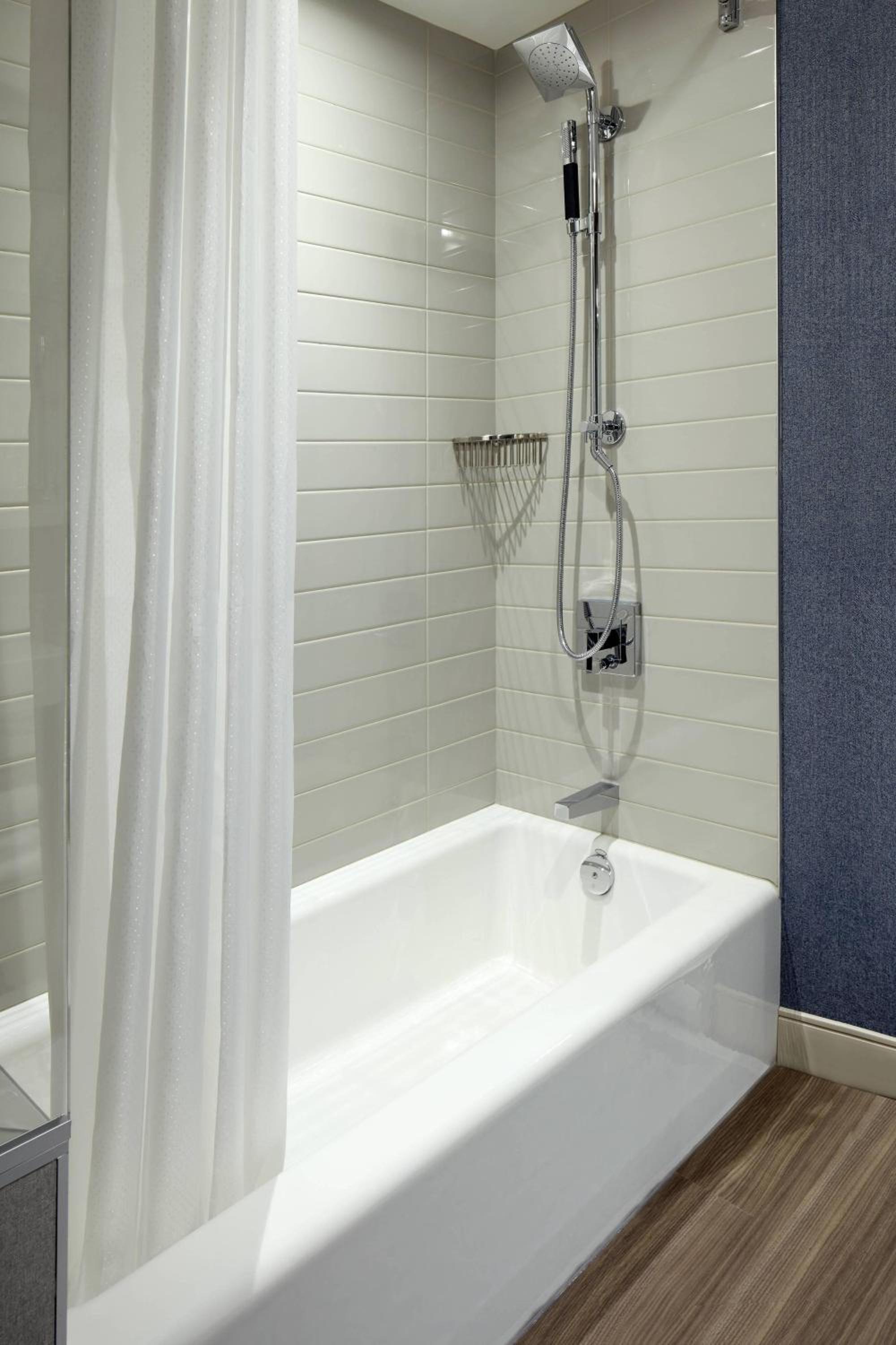 Guest Room 1 Queen - Photo 4